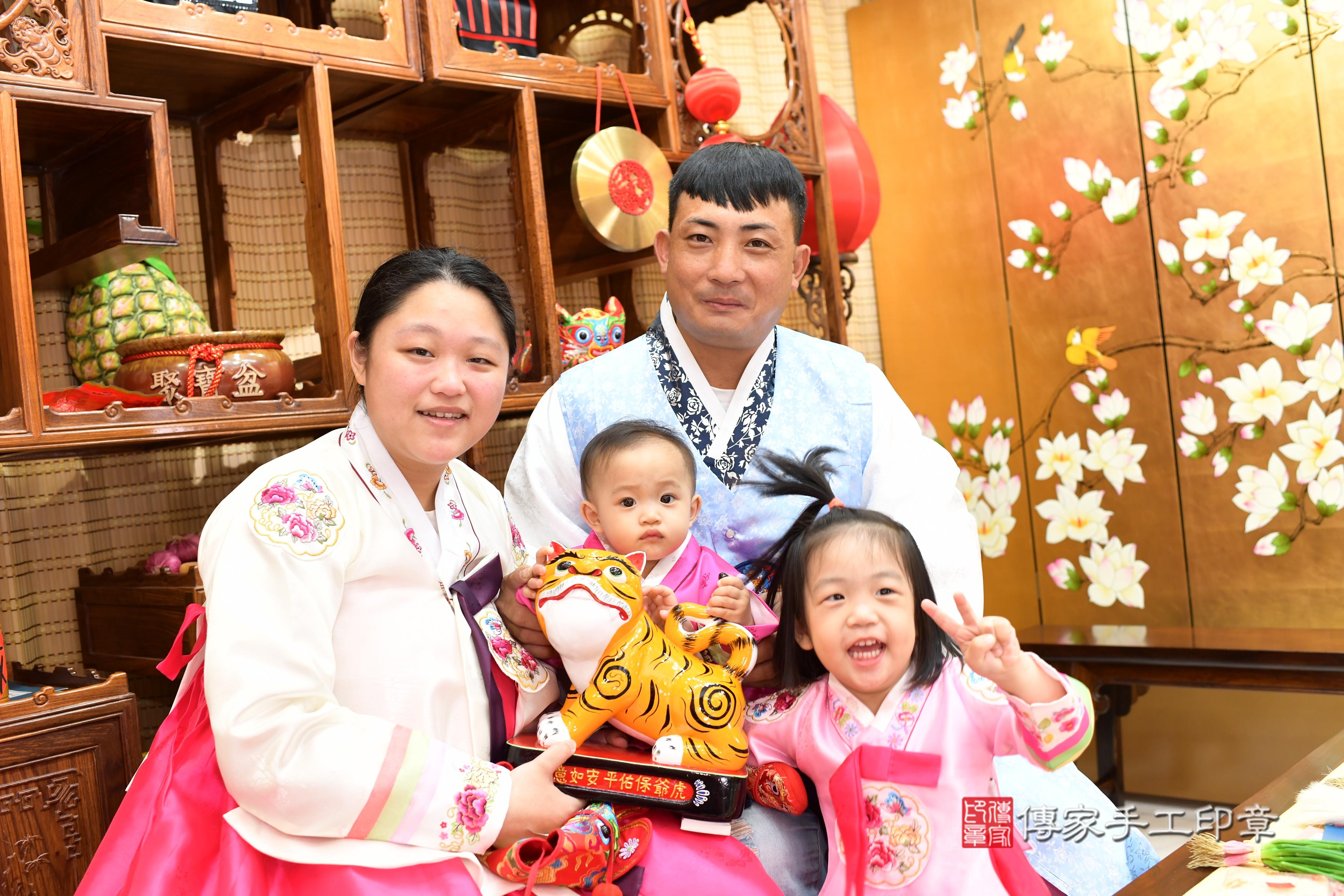 傳家手工印章台南店、抓周、度脺、中國風會場、傳家嬰兒古禮、吉祥話、抓周道具物品24種、拍照。抓周證書。寶寶抓周、滿周歲、生日快樂、祝福 傳家手工印章台南店、抓周、度脺、中國風會場、傳家嬰兒古禮、吉祥話、抓周道具物品24種、拍照。抓周證書。寶寶抓周、滿周歲、生日快樂、祝福