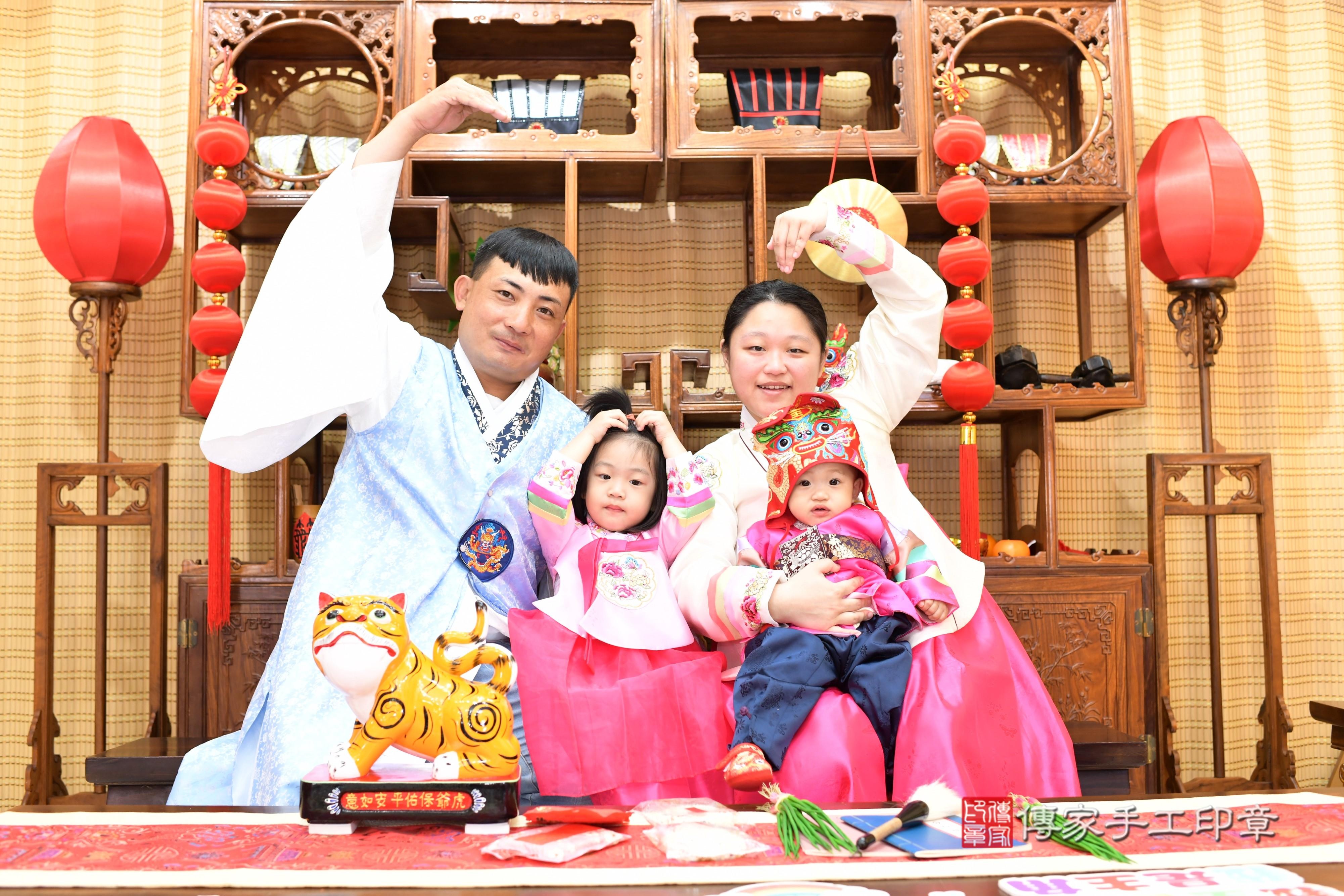 傳家手工印章台南店、抓周、度脺、中國風會場、傳家嬰兒古禮、吉祥話、抓周道具物品24種、拍照。抓周證書。寶寶抓周、滿周歲、生日快樂、祝福 傳家手工印章台南店、抓周、度脺、中國風會場、傳家嬰兒古禮、吉祥話、抓周道具物品24種、拍照。抓周證書。寶寶抓周、滿周歲、生日快樂、祝福