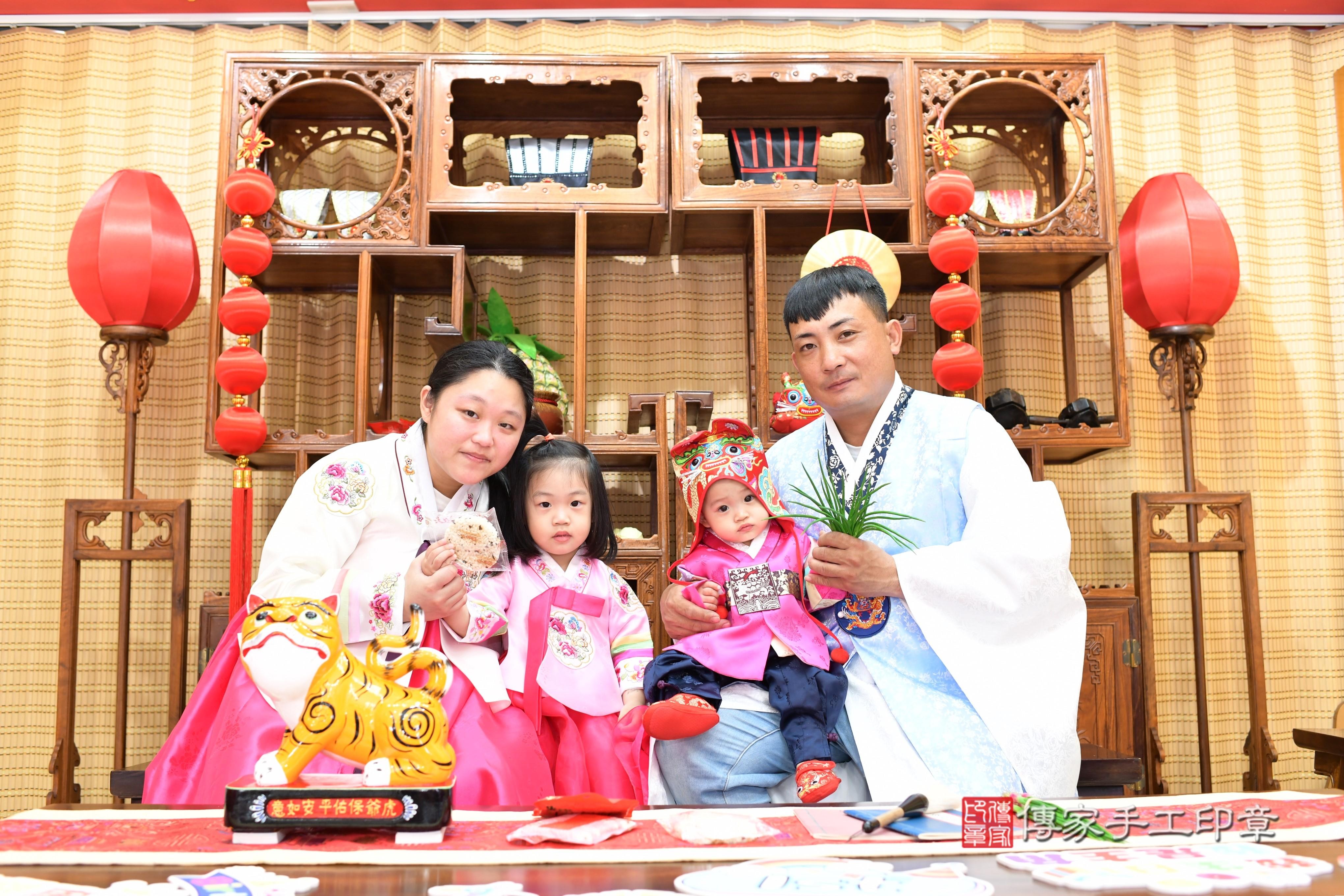 傳家手工印章台南店、抓周、度脺、中國風會場、傳家嬰兒古禮、吉祥話、抓周道具物品24種、拍照。抓周證書。寶寶抓周、滿周歲、生日快樂、祝福 傳家手工印章台南店、抓周、度脺、中國風會場、傳家嬰兒古禮、吉祥話、抓周道具物品24種、拍照。抓周證書。寶寶抓周、滿周歲、生日快樂、祝福