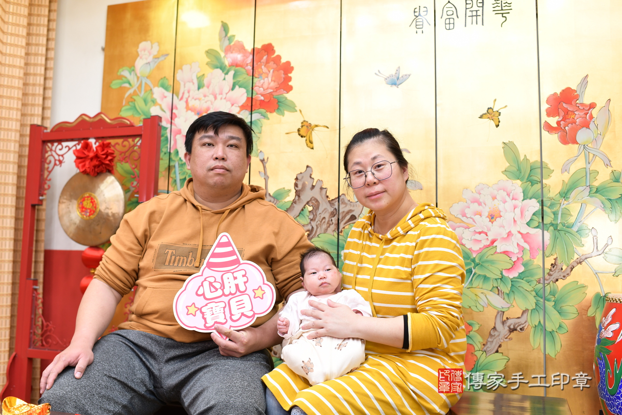 榛榛寶寶(台北市大同區嬰兒寶寶滿月剃頭理髮、嬰兒剃胎毛儀式吉祥話)。中國風會場，爸媽寶貝穿「日中韓」古裝禮服。專業拍照、證書。★購買「臍帶章、肚臍章、胎毛筆刷印章」贈送：剃頭、收涎、抓周，三選一。2025.4.2，照片1