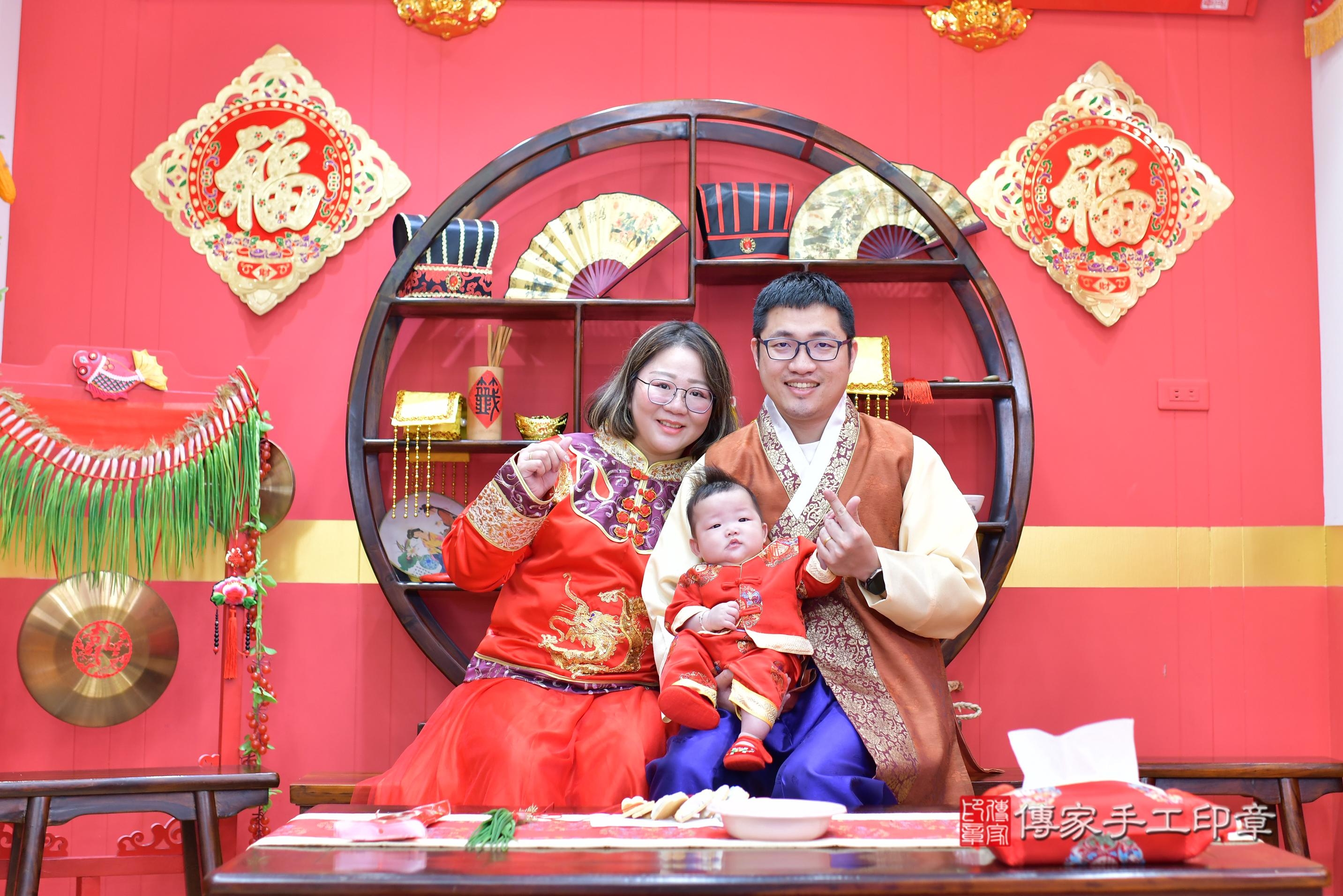 傳家手工印章桃園店、抓周、度脺、中國風會場、傳家嬰兒古禮、吉祥話、抓周道具物品24種、拍照。抓周證書。寶寶抓周、滿周歲、生日快樂、祝福