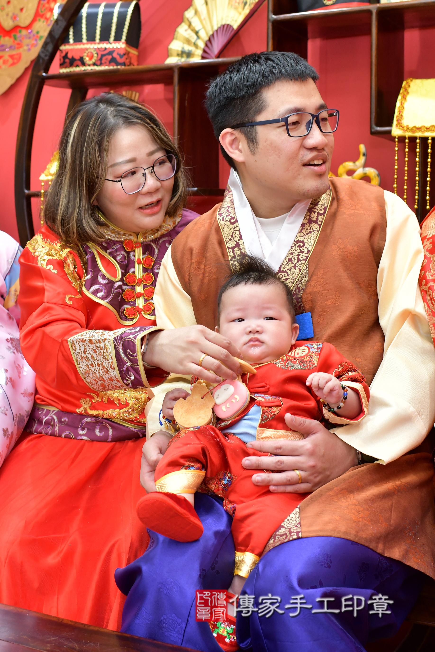 傳家手工印章桃園店、抓周、度脺、中國風會場、傳家嬰兒古禮、吉祥話、抓周道具物品24種、拍照。抓周證書。寶寶抓周、滿周歲、生日快樂、祝福