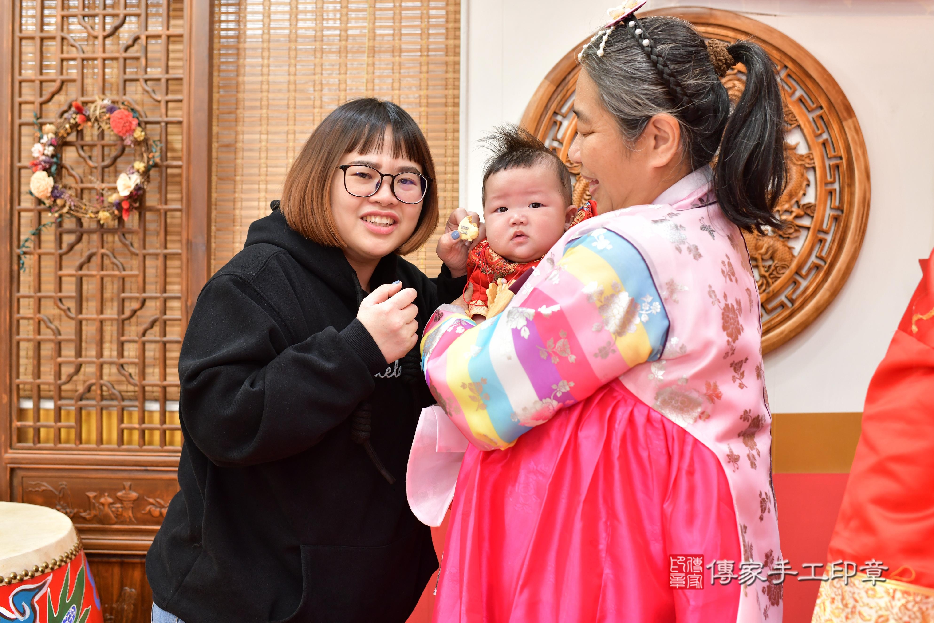 傳家手工印章桃園店、抓周、度脺、中國風會場、傳家嬰兒古禮、吉祥話、抓周道具物品24種、拍照。抓周證書。寶寶抓周、滿周歲、生日快樂、祝福