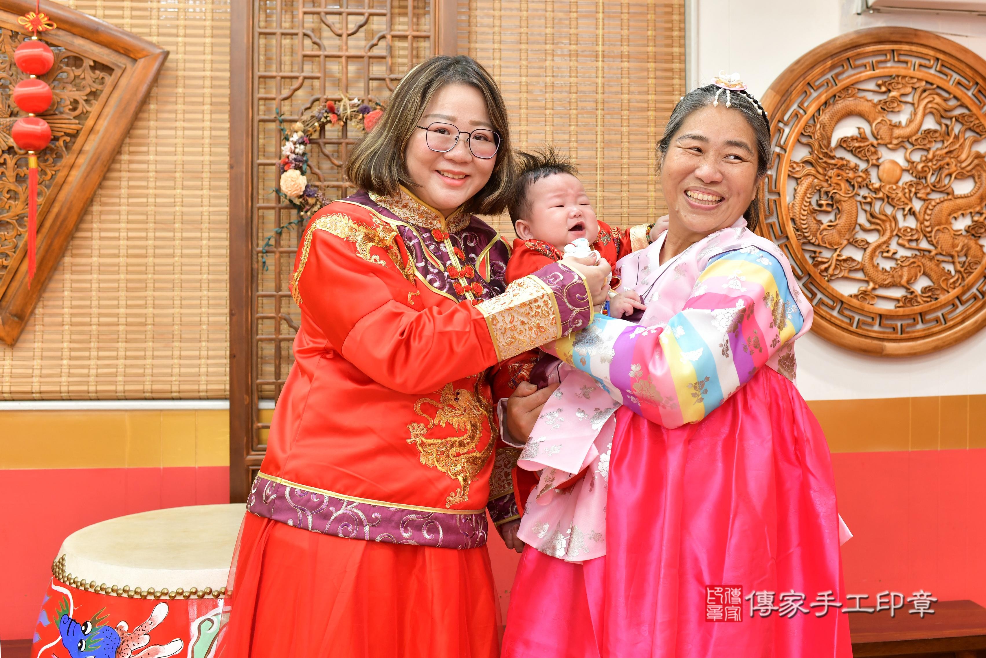 傳家手工印章桃園店、抓周、度脺、中國風會場、傳家嬰兒古禮、吉祥話、抓周道具物品24種、拍照。抓周證書。寶寶抓周、滿周歲、生日快樂、祝福