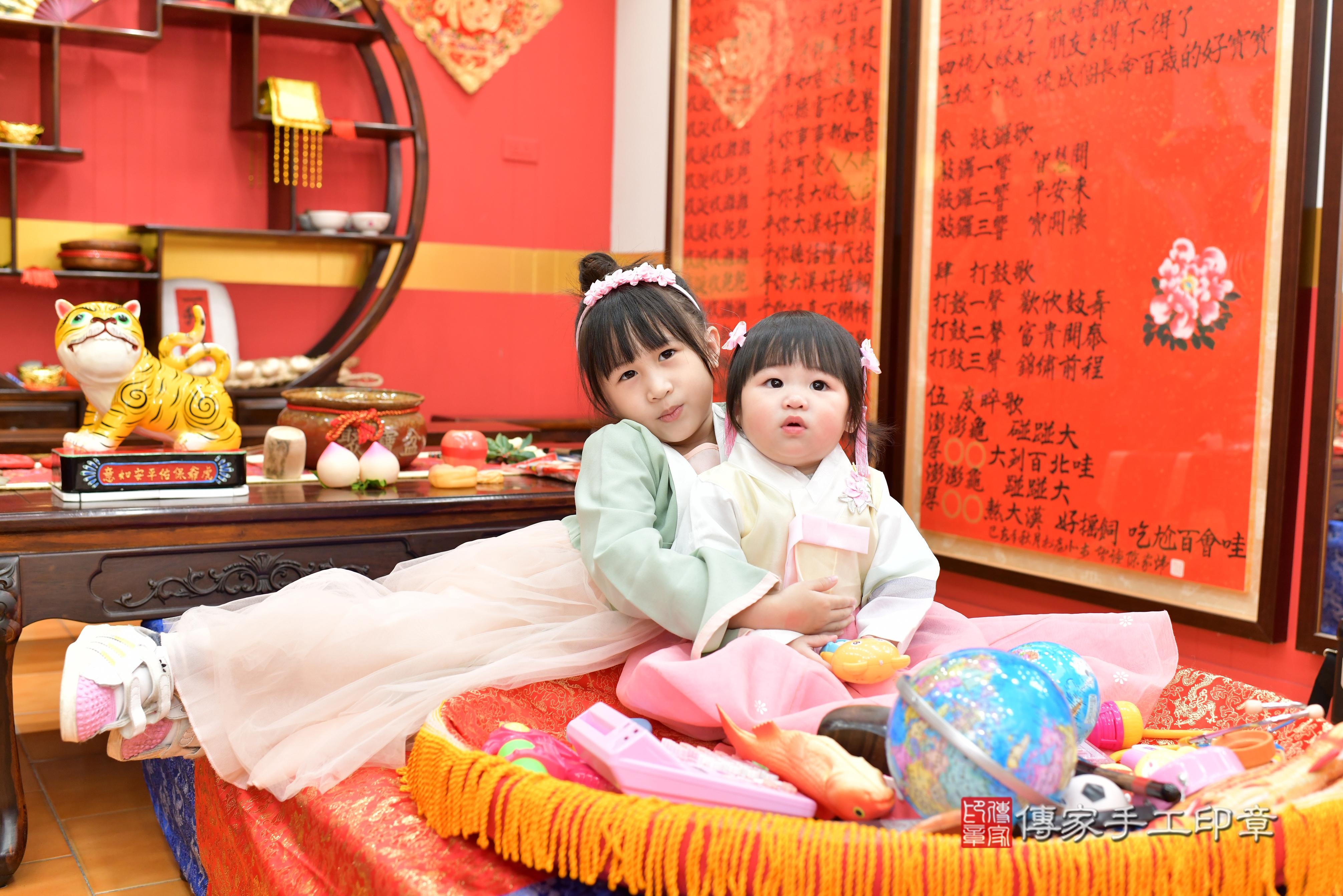 傳家手工印章桃園店、抓周、度脺、中國風會場、傳家嬰兒古禮、吉祥話、抓周道具物品24種、拍照。抓周證書。寶寶抓周、滿周歲、生日快樂、祝福
