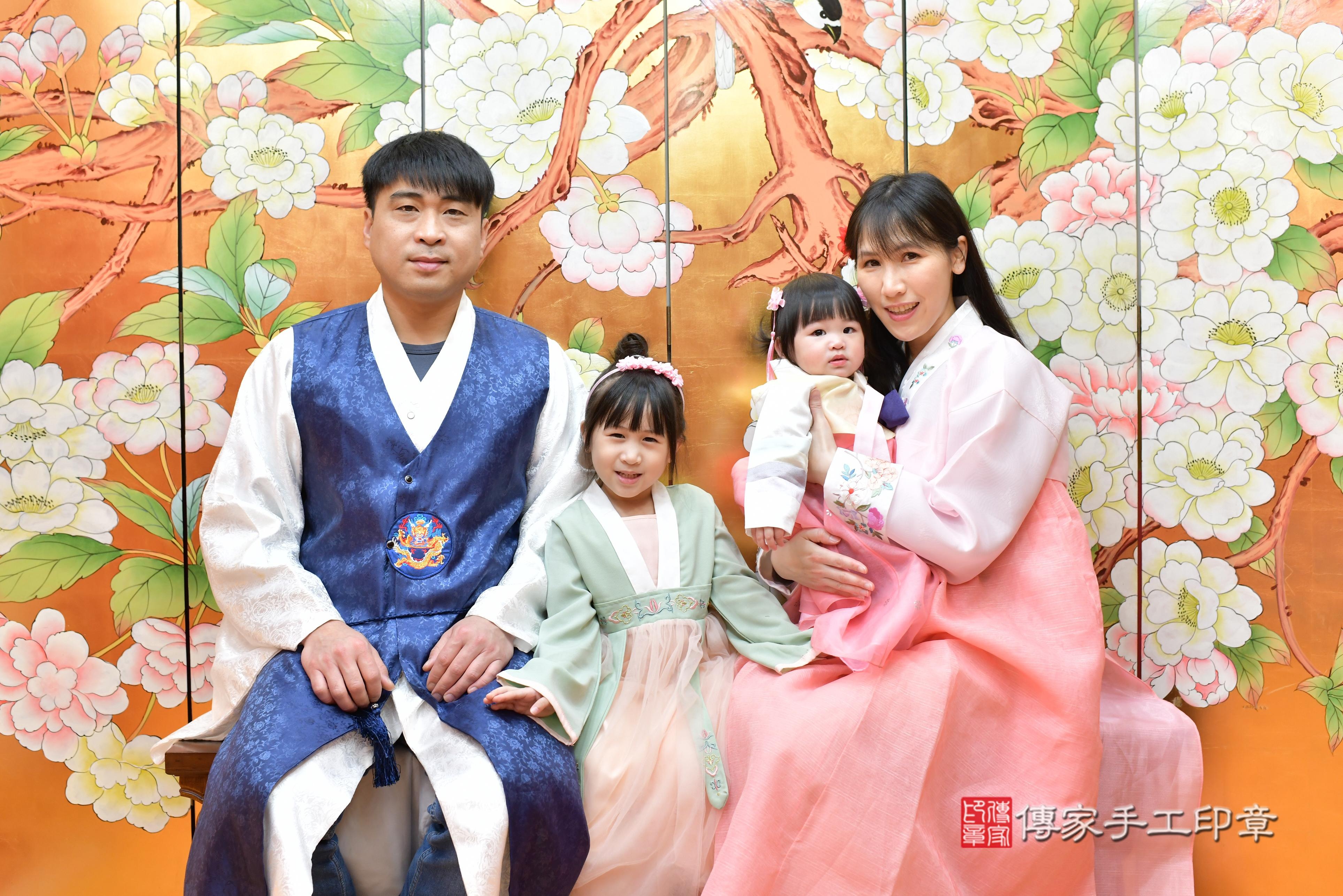 傳家手工印章桃園店、抓周、度脺、中國風會場、傳家嬰兒古禮、吉祥話、抓周道具物品24種、拍照。抓周證書。寶寶抓周、滿周歲、生日快樂、祝福 傳家手工印章桃園店、抓周、度脺、中國風會場、傳家嬰兒古禮、吉祥話、抓周道具物品24種、拍照。抓周證書。寶寶抓周、滿周歲、生日快樂、祝福