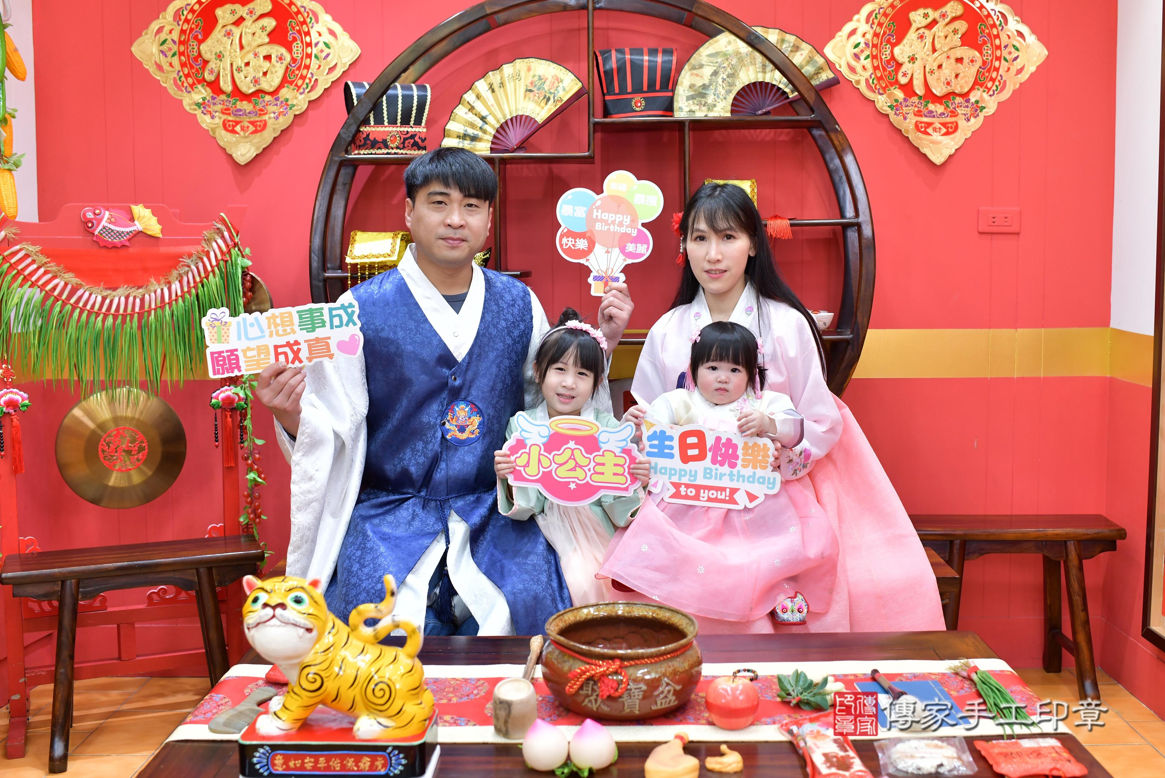 傳家手工印章桃園店、抓周、度脺、中國風會場、傳家嬰兒古禮、吉祥話、抓周道具物品24種、拍照。抓周證書。寶寶抓周、滿周歲、生日快樂、祝福 傳家手工印章桃園店、抓周、度脺、中國風會場、傳家嬰兒古禮、吉祥話、抓周道具物品24種、拍照。抓周證書。寶寶抓周、滿周歲、生日快樂、祝福