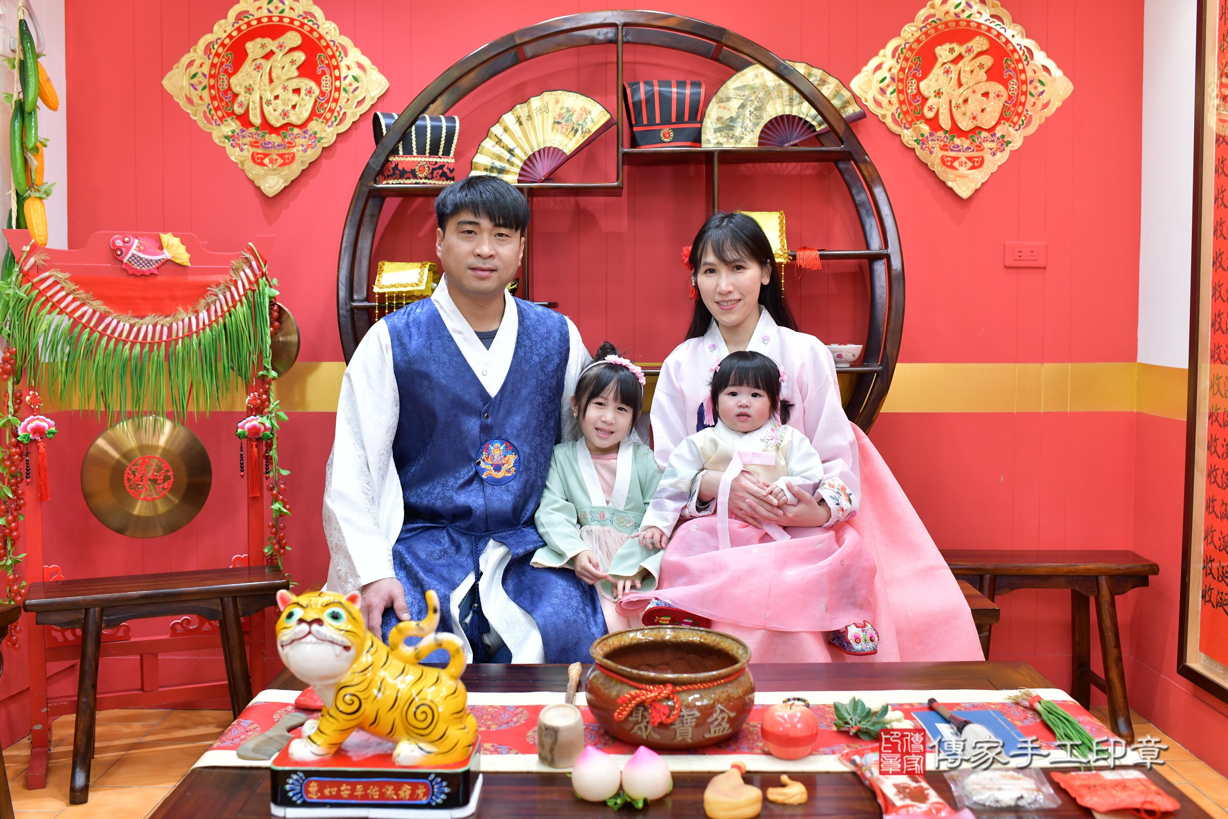 傳家手工印章桃園店、抓周、度脺、中國風會場、傳家嬰兒古禮、吉祥話、抓周道具物品24種、拍照。抓周證書。寶寶抓周、滿周歲、生日快樂、祝福 傳家手工印章桃園店、抓周、度脺、中國風會場、傳家嬰兒古禮、吉祥話、抓周道具物品24種、拍照。抓周證書。寶寶抓周、滿周歲、生日快樂、祝福