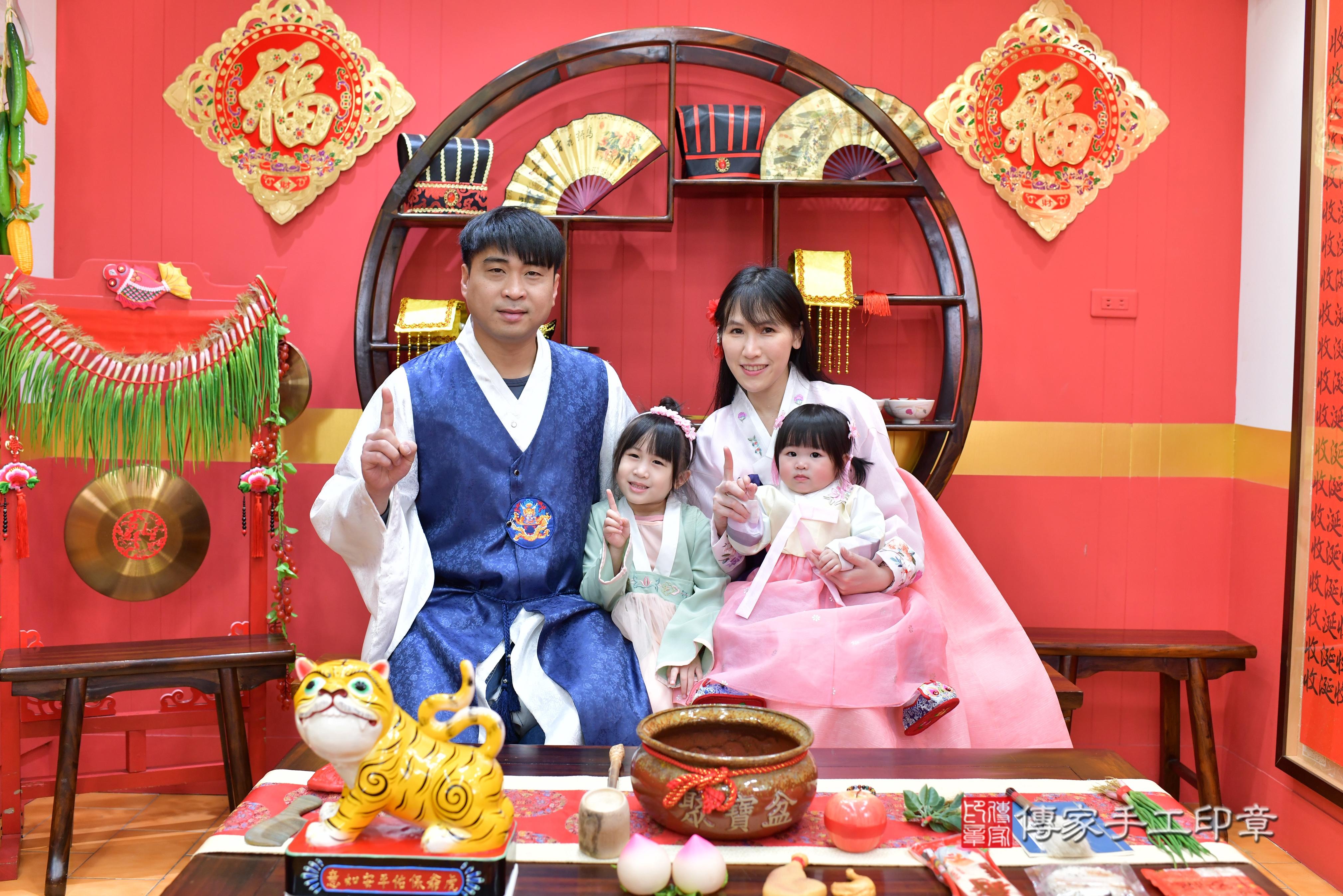 傳家手工印章桃園店、抓周、度脺、中國風會場、傳家嬰兒古禮、吉祥話、抓周道具物品24種、拍照。抓周證書。寶寶抓周、滿周歲、生日快樂、祝福 傳家手工印章桃園店、抓周、度脺、中國風會場、傳家嬰兒古禮、吉祥話、抓周道具物品24種、拍照。抓周證書。寶寶抓周、滿周歲、生日快樂、祝福