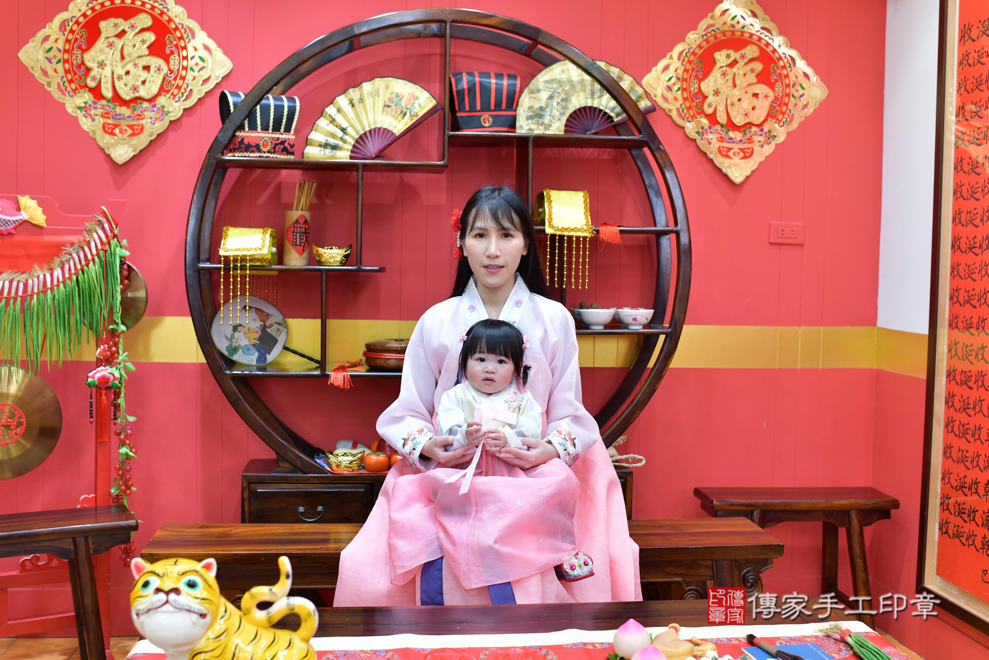 傳家手工印章桃園店、抓周、度脺、中國風會場、傳家嬰兒古禮、吉祥話、抓周道具物品24種、拍照。抓周證書。寶寶抓周、滿周歲、生日快樂、祝福 傳家手工印章桃園店、抓周、度脺、中國風會場、傳家嬰兒古禮、吉祥話、抓周道具物品24種、拍照。抓周證書。寶寶抓周、滿周歲、生日快樂、祝福