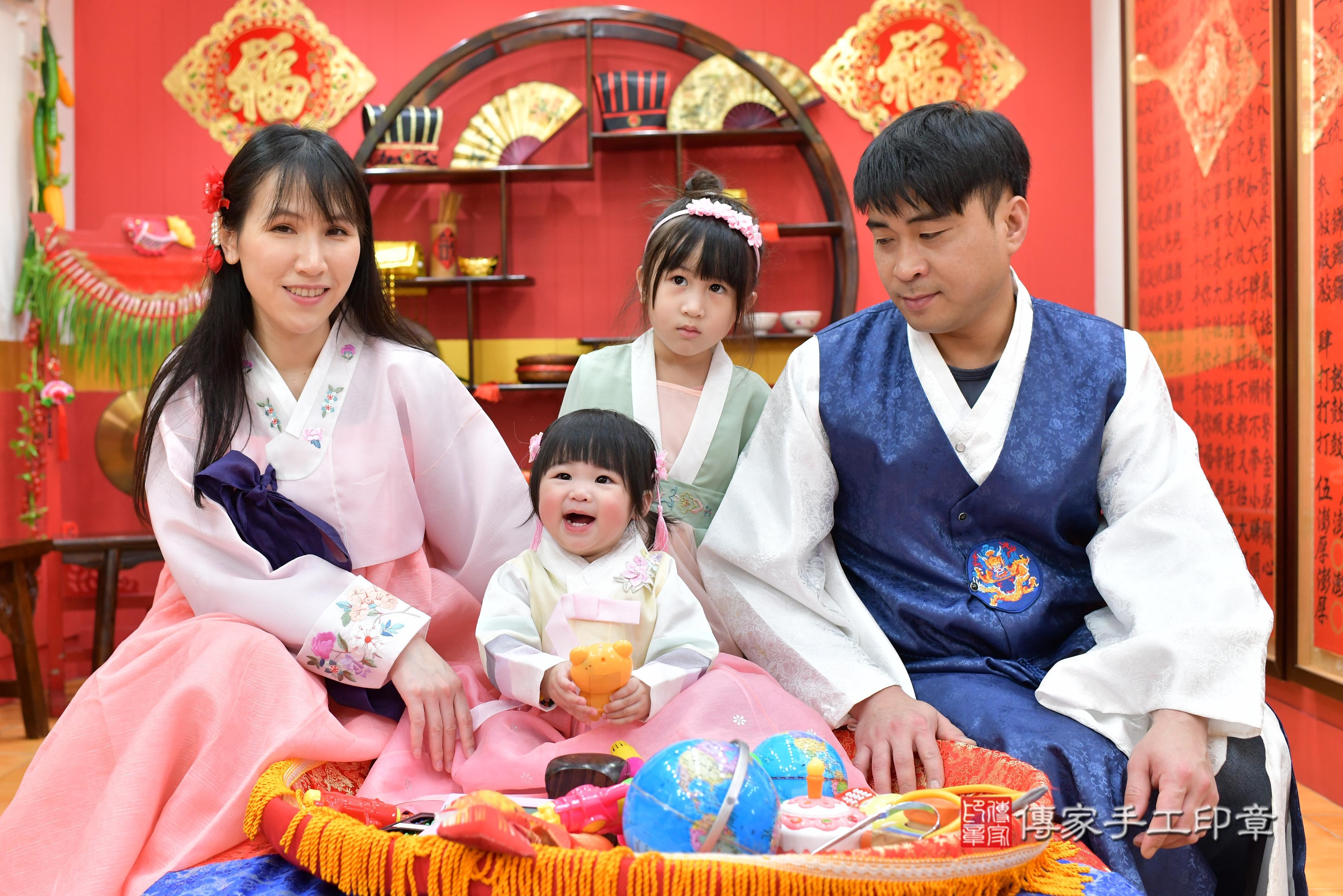 傳家手工印章桃園店、抓周、度脺、中國風會場、傳家嬰兒古禮、吉祥話、抓周道具物品24種、拍照。抓周證書。寶寶抓周、滿周歲、生日快樂、祝福 傳家手工印章桃園店、抓周、度脺、中國風會場、傳家嬰兒古禮、吉祥話、抓周道具物品24種、拍照。抓周證書。寶寶抓周、滿周歲、生日快樂、祝福