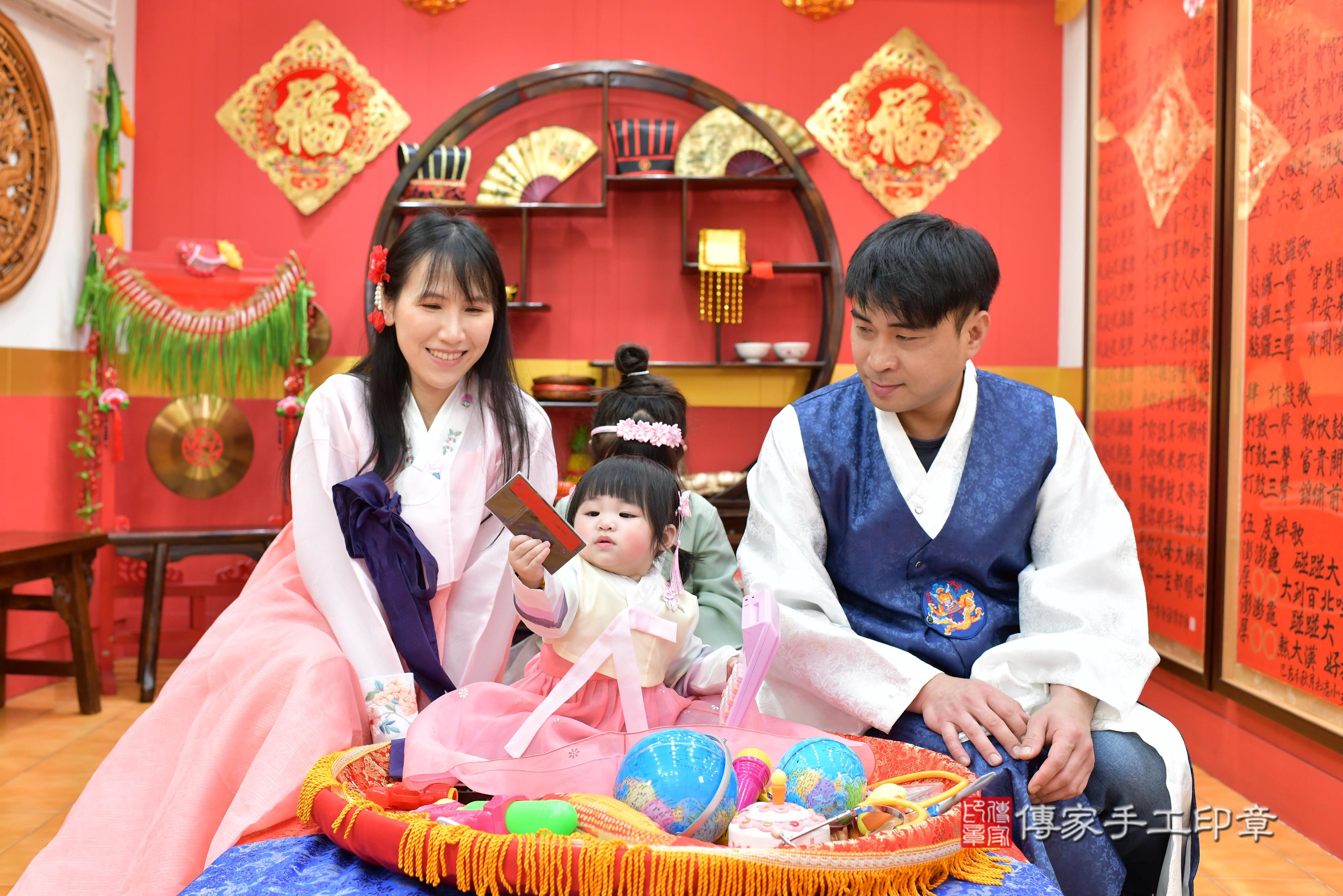 傳家手工印章桃園店、抓周、度脺、中國風會場、傳家嬰兒古禮、吉祥話、抓周道具物品24種、拍照。抓周證書。寶寶抓周、滿周歲、生日快樂、祝福 傳家手工印章桃園店、抓周、度脺、中國風會場、傳家嬰兒古禮、吉祥話、抓周道具物品24種、拍照。抓周證書。寶寶抓周、滿周歲、生日快樂、祝福