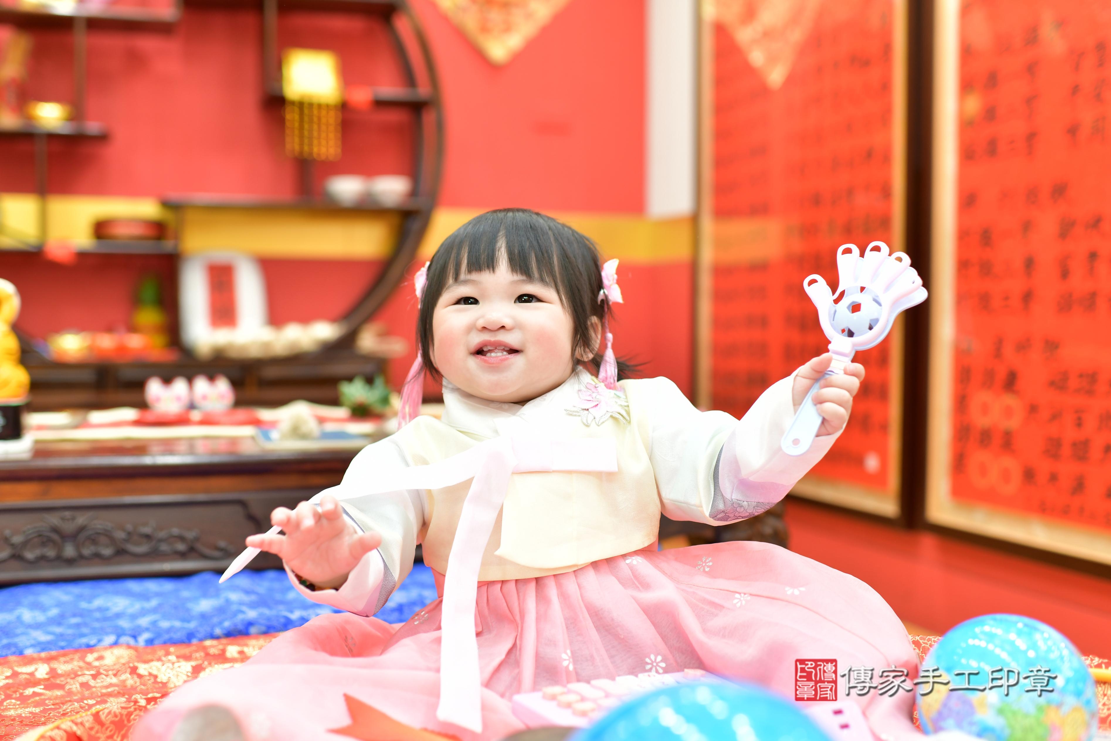 傳家手工印章桃園店、抓周、度脺、中國風會場、傳家嬰兒古禮、吉祥話、抓周道具物品24種、拍照。抓周證書。寶寶抓周、滿周歲、生日快樂、祝福 傳家手工印章桃園店、抓周、度脺、中國風會場、傳家嬰兒古禮、吉祥話、抓周道具物品24種、拍照。抓周證書。寶寶抓周、滿周歲、生日快樂、祝福