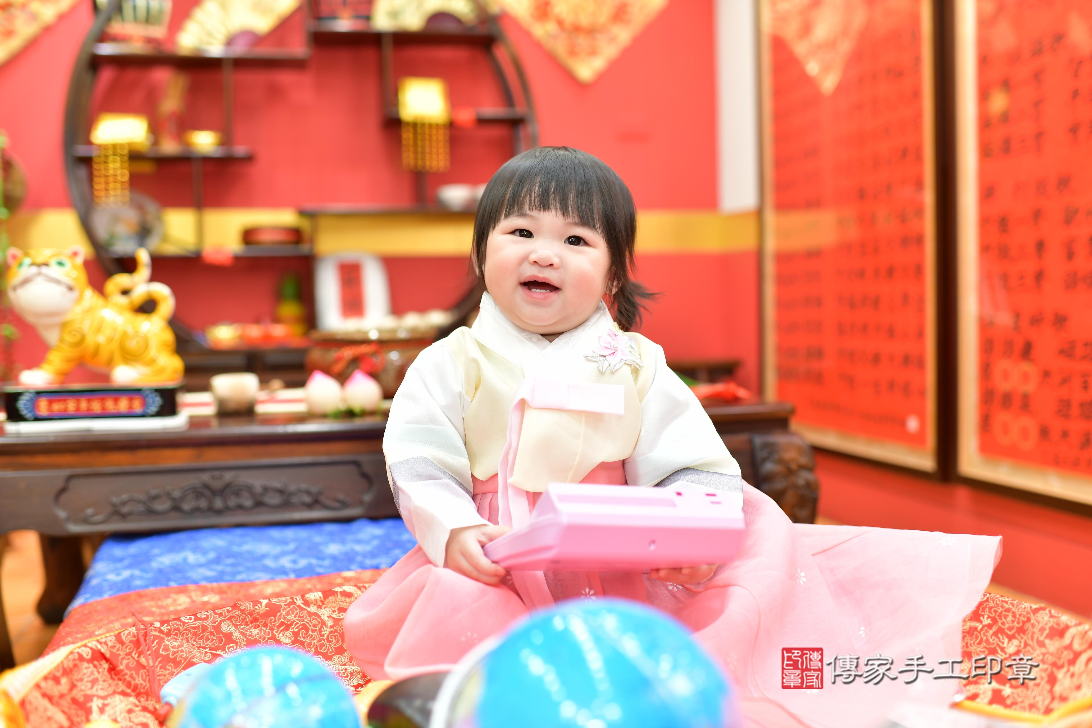 傳家手工印章桃園店、抓周、度脺、中國風會場、傳家嬰兒古禮、吉祥話、抓周道具物品24種、拍照。抓周證書。寶寶抓周、滿周歲、生日快樂、祝福 傳家手工印章桃園店、抓周、度脺、中國風會場、傳家嬰兒古禮、吉祥話、抓周道具物品24種、拍照。抓周證書。寶寶抓周、滿周歲、生日快樂、祝福