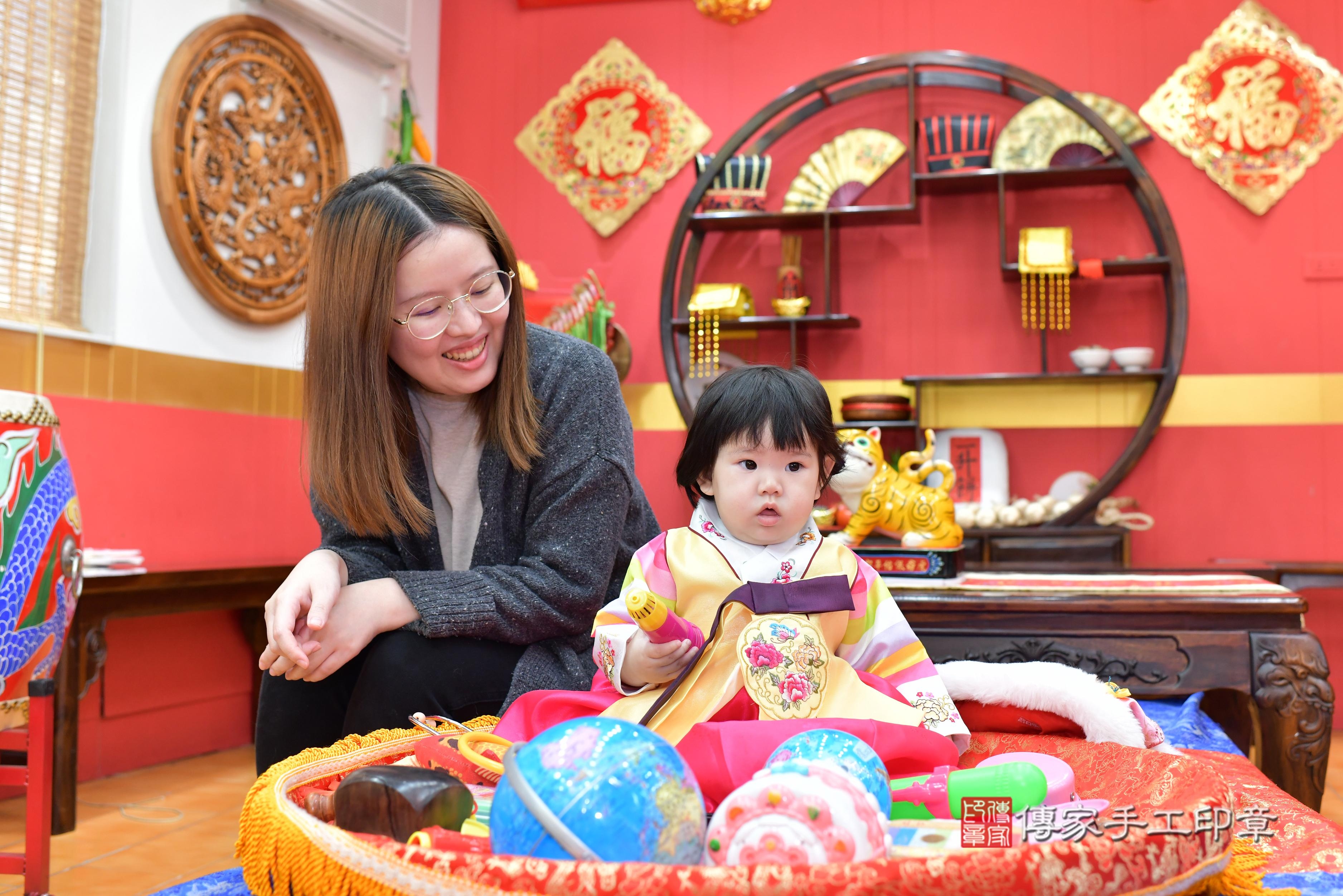 傳家手工印章桃園店、抓周、度脺、中國風會場、傳家嬰兒古禮、吉祥話、抓周道具物品24種、拍照。抓周證書。寶寶抓周、滿周歲、生日快樂、祝福 傳家手工印章桃園店、抓周、度脺、中國風會場、傳家嬰兒古禮、吉祥話、抓周道具物品24種、拍照。抓周證書。寶寶抓周、滿周歲、生日快樂、祝福