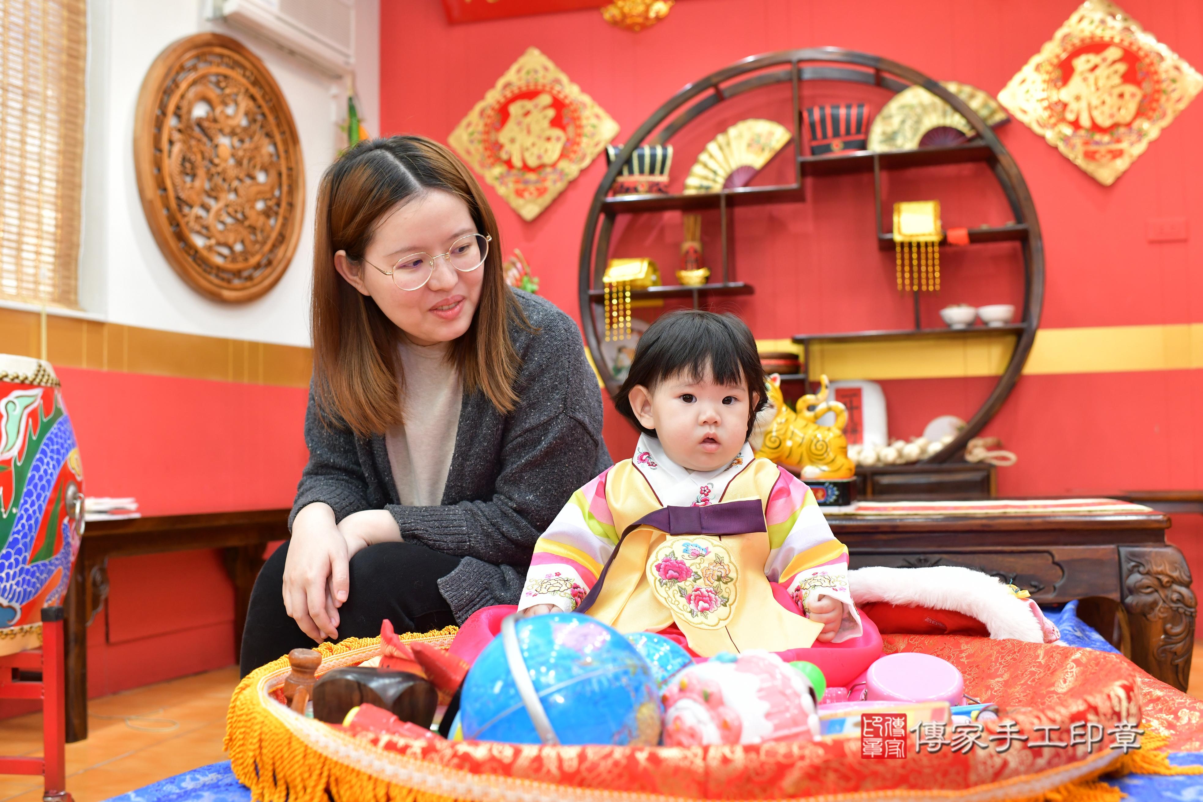 傳家手工印章桃園店、抓周、度脺、中國風會場、傳家嬰兒古禮、吉祥話、抓周道具物品24種、拍照。抓周證書。寶寶抓周、滿周歲、生日快樂、祝福 傳家手工印章桃園店、抓周、度脺、中國風會場、傳家嬰兒古禮、吉祥話、抓周道具物品24種、拍照。抓周證書。寶寶抓周、滿周歲、生日快樂、祝福