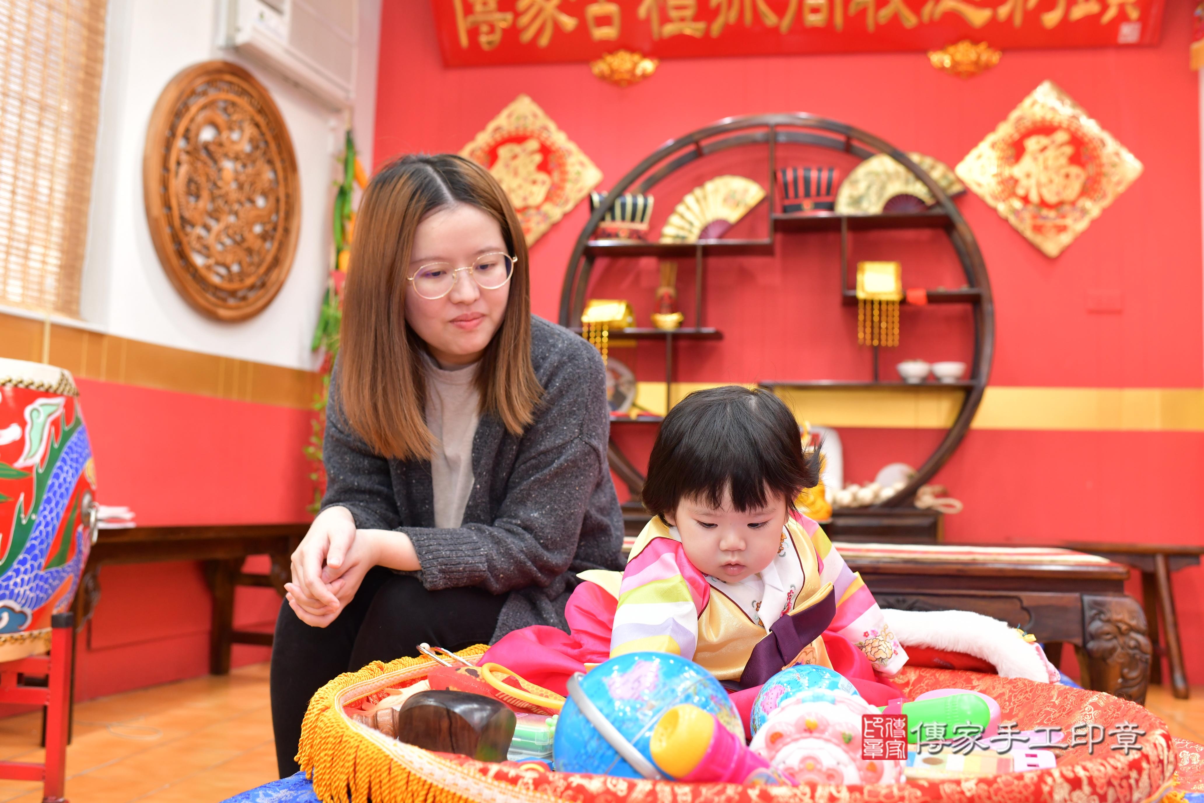 傳家手工印章桃園店、抓周、度脺、中國風會場、傳家嬰兒古禮、吉祥話、抓周道具物品24種、拍照。抓周證書。寶寶抓周、滿周歲、生日快樂、祝福 傳家手工印章桃園店、抓周、度脺、中國風會場、傳家嬰兒古禮、吉祥話、抓周道具物品24種、拍照。抓周證書。寶寶抓周、滿周歲、生日快樂、祝福