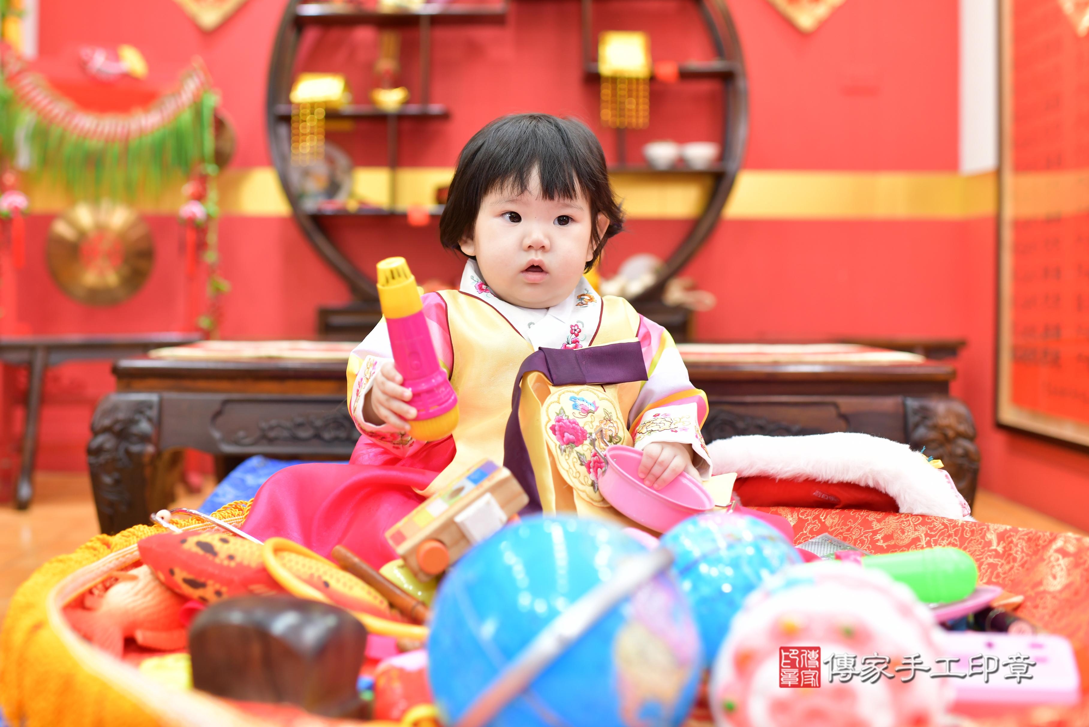 傳家手工印章桃園店、抓周、度脺、中國風會場、傳家嬰兒古禮、吉祥話、抓周道具物品24種、拍照。抓周證書。寶寶抓周、滿周歲、生日快樂、祝福 傳家手工印章桃園店、抓周、度脺、中國風會場、傳家嬰兒古禮、吉祥話、抓周道具物品24種、拍照。抓周證書。寶寶抓周、滿周歲、生日快樂、祝福