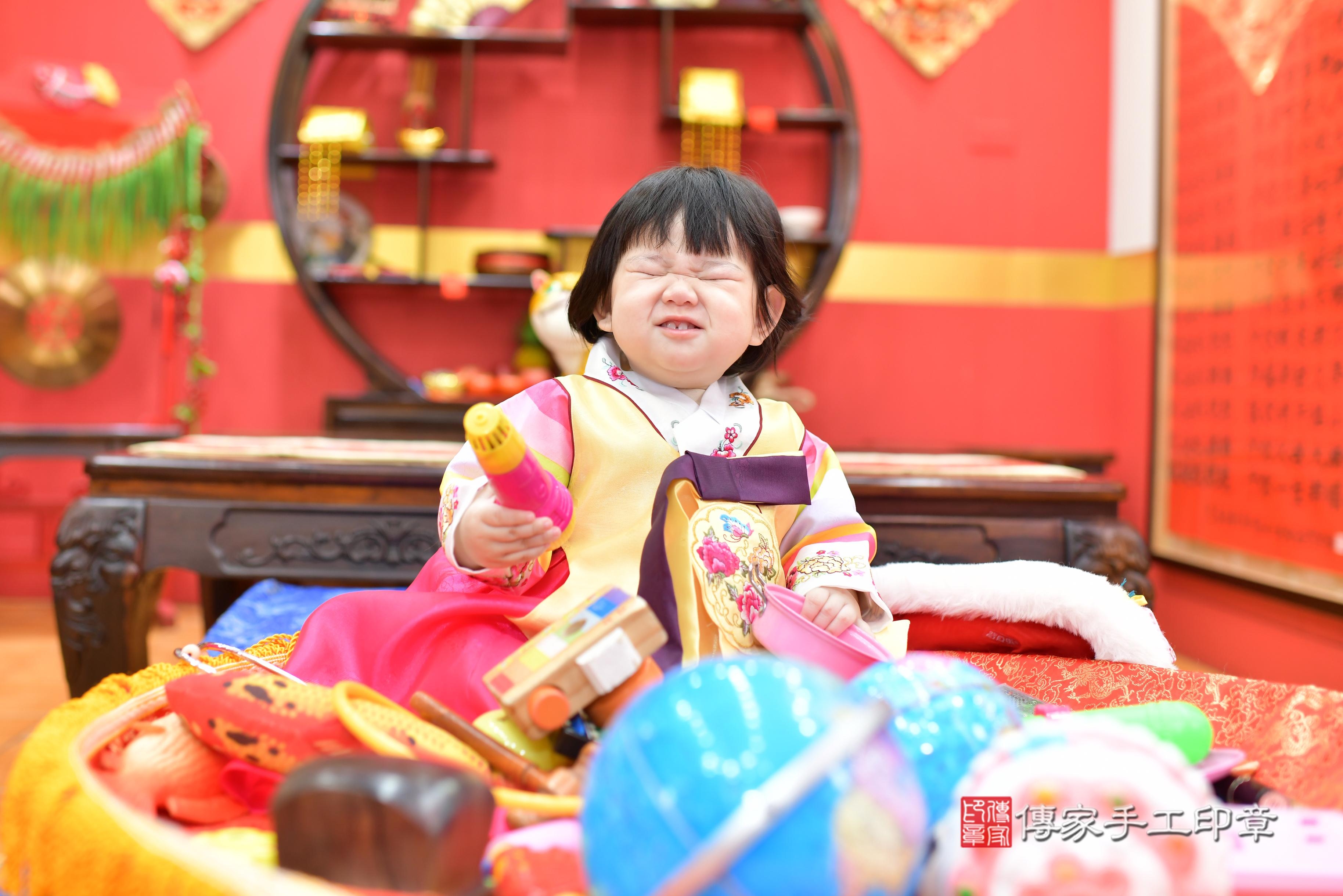 傳家手工印章桃園店、抓周、度脺、中國風會場、傳家嬰兒古禮、吉祥話、抓周道具物品24種、拍照。抓周證書。寶寶抓周、滿周歲、生日快樂、祝福 傳家手工印章桃園店、抓周、度脺、中國風會場、傳家嬰兒古禮、吉祥話、抓周道具物品24種、拍照。抓周證書。寶寶抓周、滿周歲、生日快樂、祝福