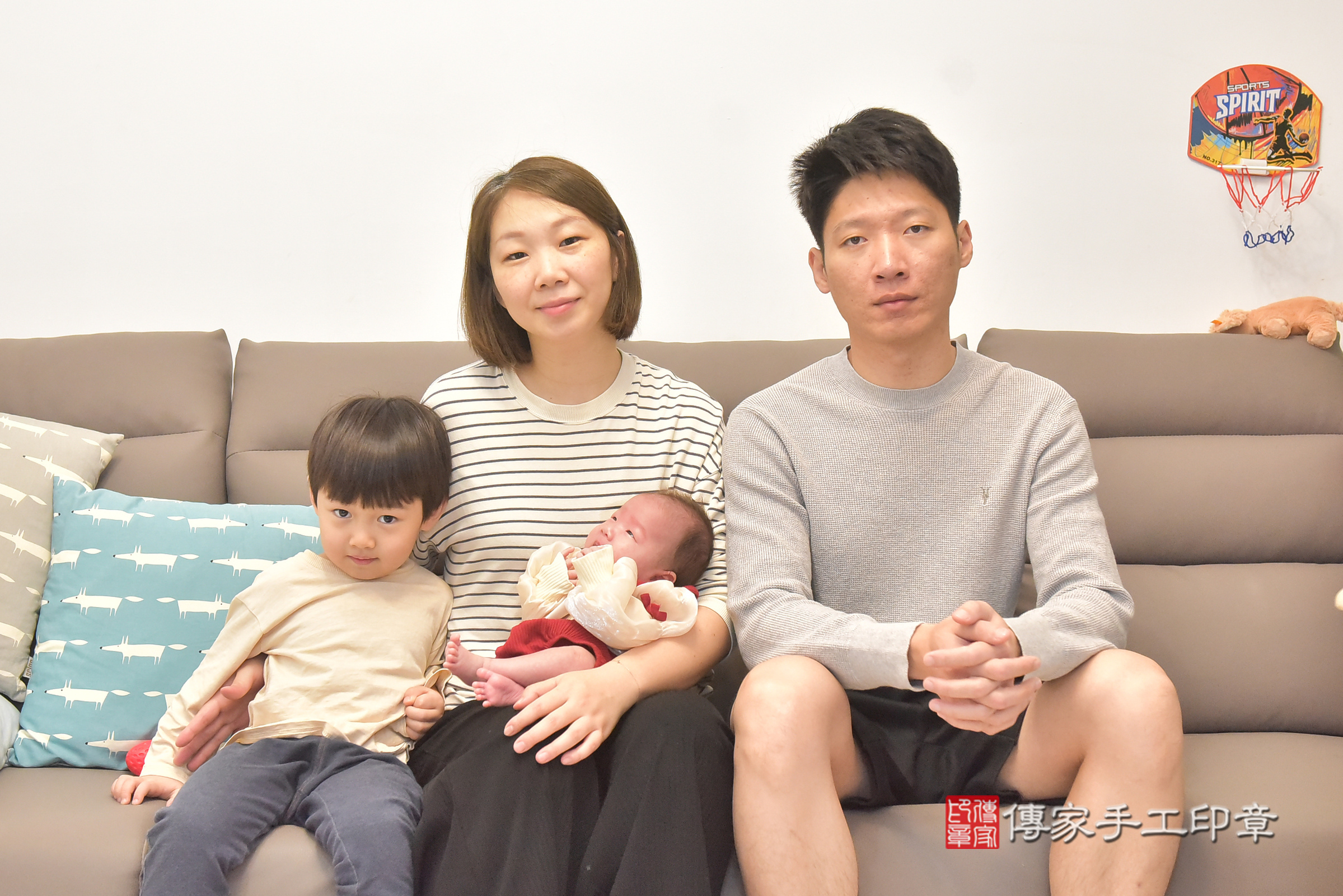 晴晴寶寶(台中市北屯區到府嬰兒晴晴寶寶滿月剃頭理髮、到府嬰兒剃胎毛儀式吉祥話)。到府剃頭剃胎毛主持、專業拍照、證書。★購買「臍帶章、肚臍章、胎毛筆刷印章」贈送：剃頭、收涎、抓周，三選一。2025.3.8，照片1