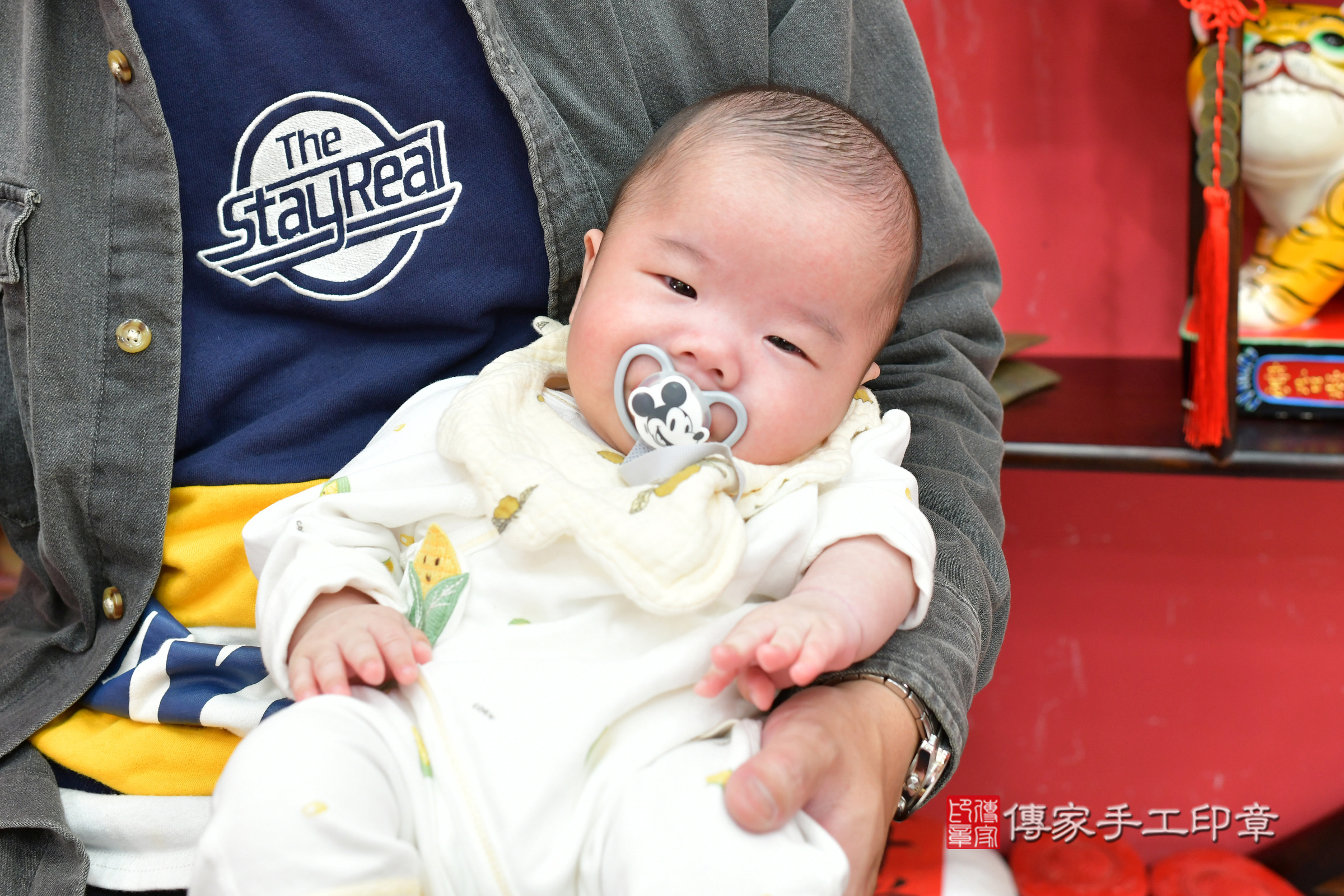 叡叡寶寶(台中市北區嬰兒寶寶滿月剃頭理髮、嬰兒剃胎毛儀式吉祥話)。中國風會場，爸媽寶貝穿「日中韓」古裝禮服。專業拍照、證書。★購買「臍帶章、肚臍章、胎毛筆刷印章」贈送：剃頭、收涎、抓周，三選一。2025.3.9，照片1