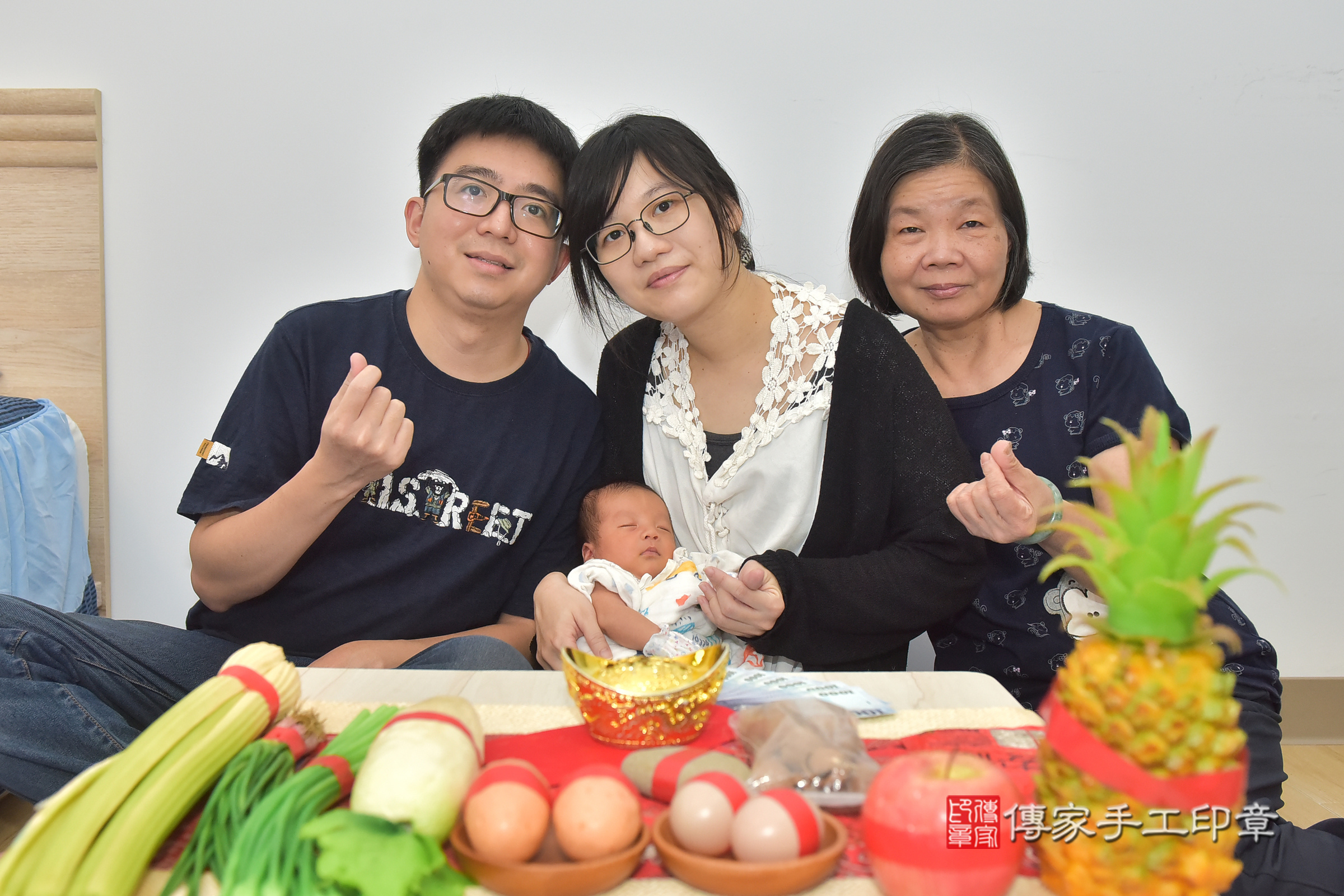 翔翔寶寶(台中市東區到府嬰兒翔翔寶寶滿月剃頭理髮、到府嬰兒剃胎毛儀式吉祥話)。到府剃頭剃胎毛主持、專業拍照、證書。★購買「臍帶章、肚臍章、胎毛筆刷印章」贈送：剃頭、收涎、抓周，三選一。2025.3.13，照片1