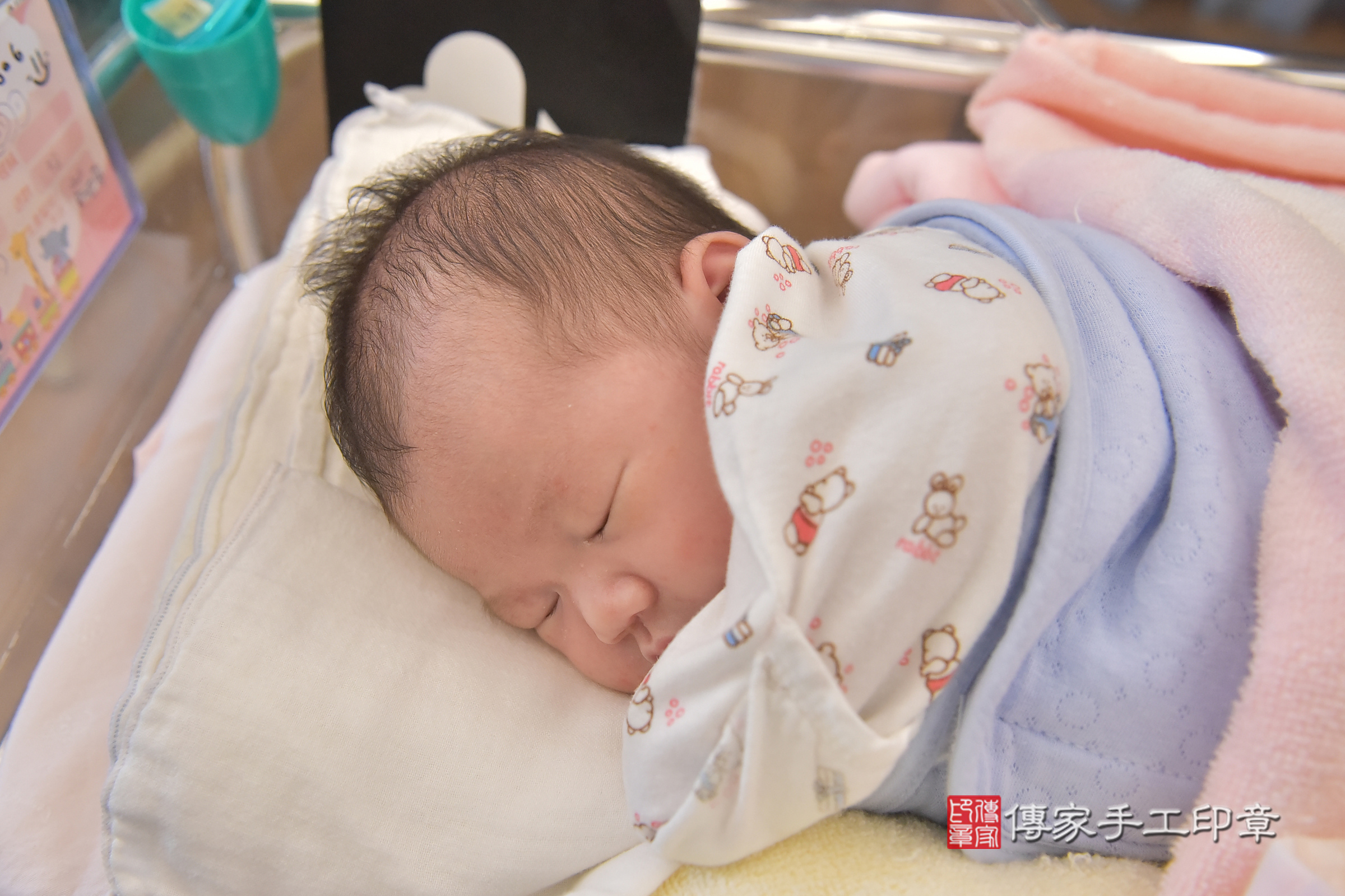 孟孟寶寶(台中市南區到府嬰兒孟孟寶寶滿月剃頭理髮、到府嬰兒剃胎毛儀式吉祥話)。到府剃頭剃胎毛主持、專業拍照、證書。★購買「臍帶章、肚臍章、胎毛筆刷印章」贈送：剃頭、收涎、抓周，三選一。2025.3.19，照片4