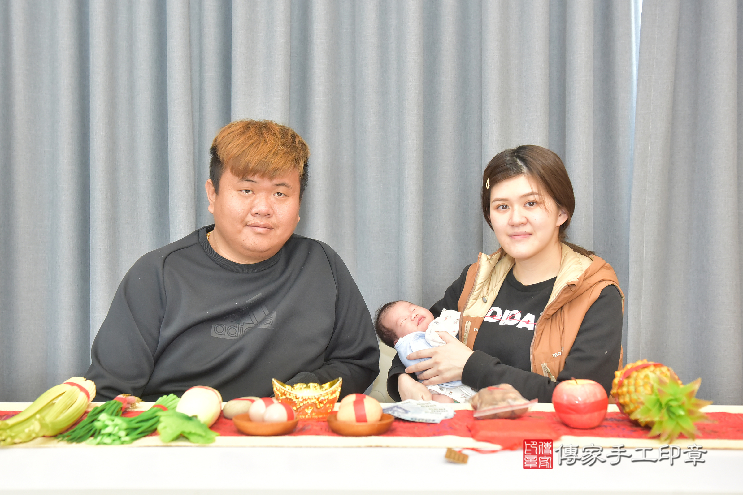 孟孟寶寶(台中市南區到府嬰兒孟孟寶寶滿月剃頭理髮、到府嬰兒剃胎毛儀式吉祥話)。到府剃頭剃胎毛主持、專業拍照、證書。★購買「臍帶章、肚臍章、胎毛筆刷印章」贈送：剃頭、收涎、抓周，三選一。2025.3.19，照片1