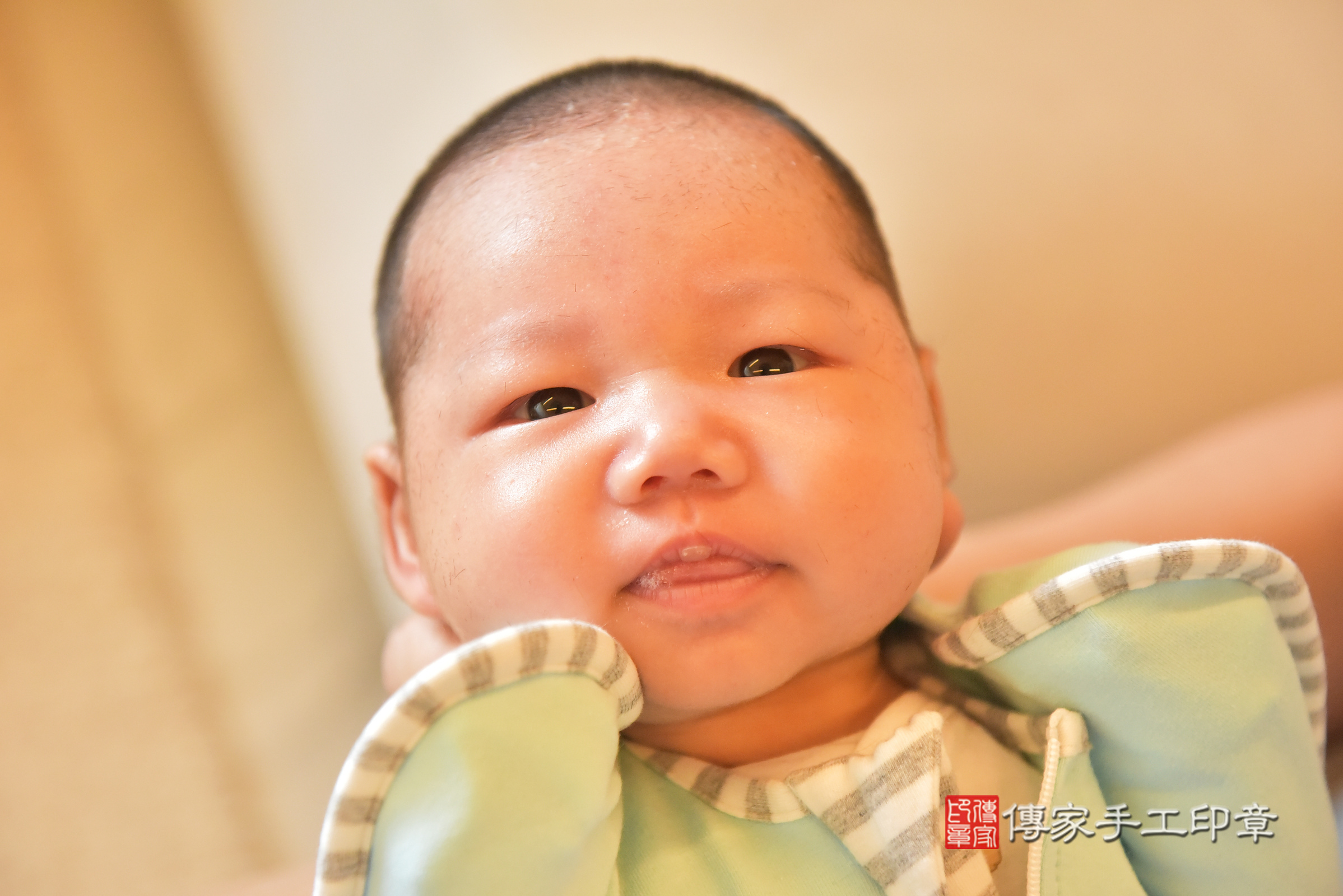 小宇寶寶(台中市北屯區到府嬰兒小宇寶寶滿月剃頭理髮、到府嬰兒剃胎毛儀式吉祥話)。到府剃頭剃胎毛主持、專業拍照、證書。★購買「臍帶章、肚臍章、胎毛筆刷印章」贈送：剃頭、收涎、抓周，三選一。2025.3.20，照片1