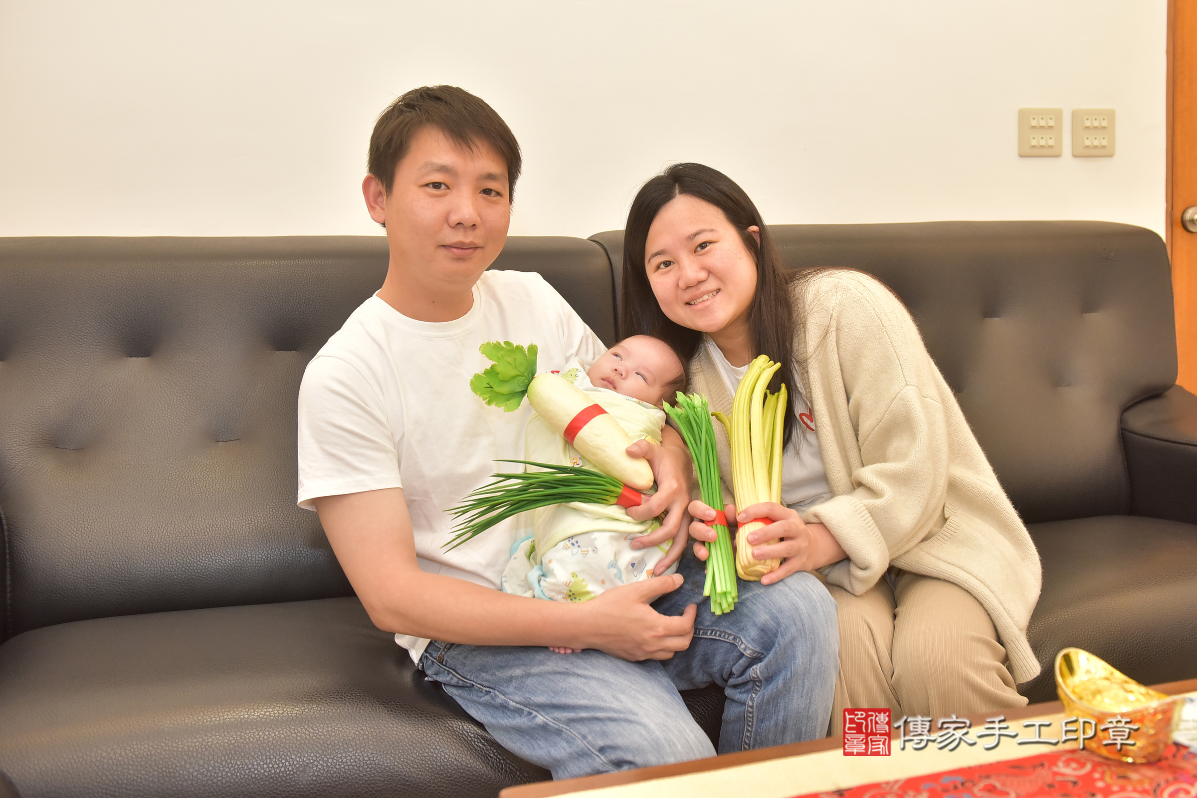 浩浩寶寶(台中市新社區到府嬰兒浩浩寶寶滿月剃頭理髮、到府嬰兒剃胎毛儀式吉祥話)。到府剃頭剃胎毛主持、專業拍照、證書。★購買「臍帶章、肚臍章、胎毛筆刷印章」贈送：剃頭、收涎、抓周，三選一。2025.3.31，照片4