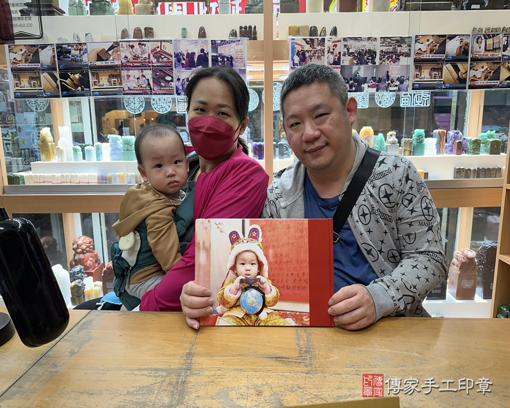 新北市板橋區小峻寶貝抓周推薦：傳家新北店抓周度脺中國風會場，嬰兒古禮抓周流程儀式吉祥話、抓周道具物品24種、拍照。抓周證書。2025.04.16