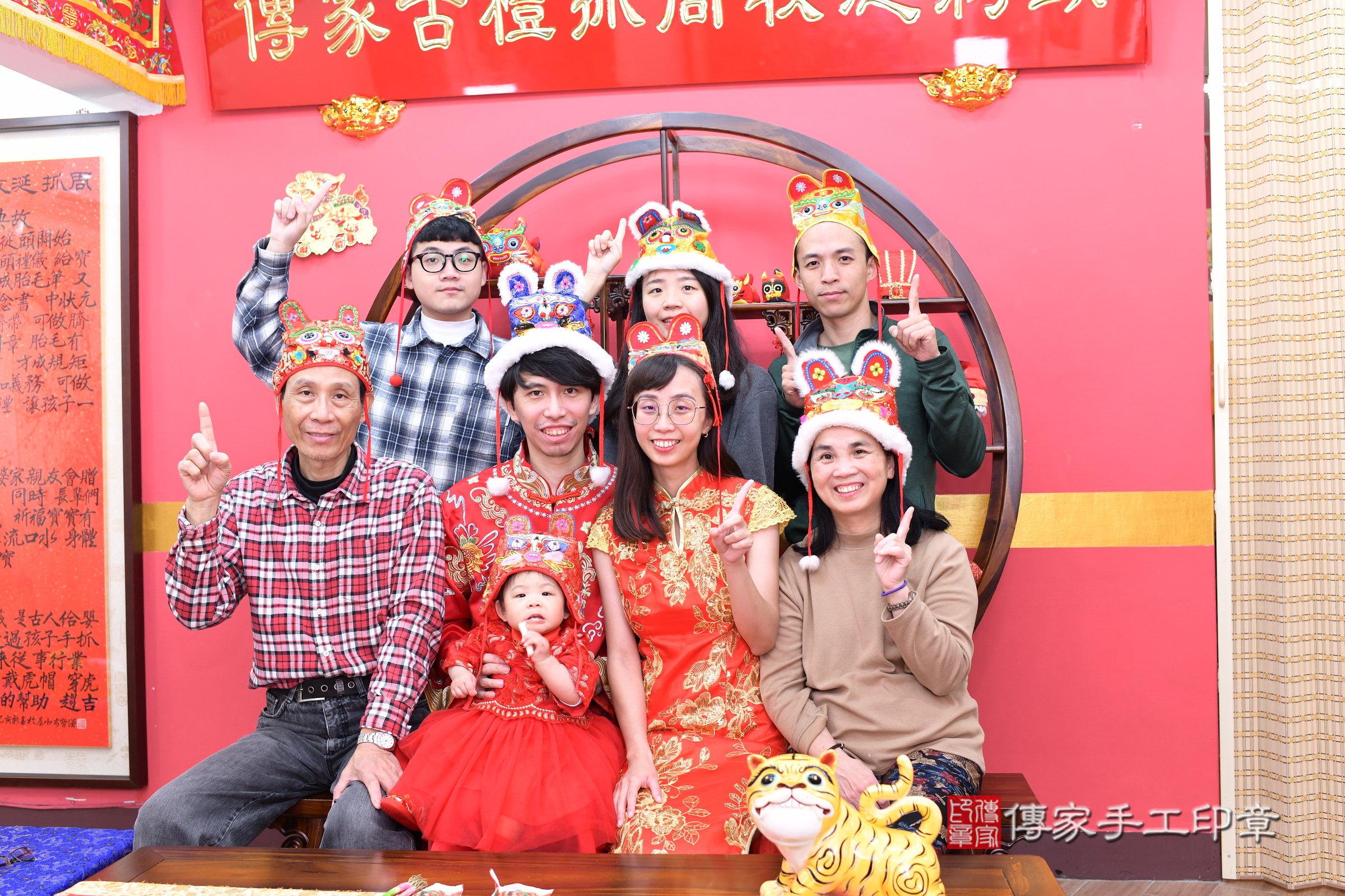 新北市永和區芯芯寶寶抓周推薦：傳家新北店抓周度脺中國風會場，嬰兒古禮抓周流程儀式吉祥話、抓周道具物品24種、拍照。抓周證書。2025.4.6，照片1