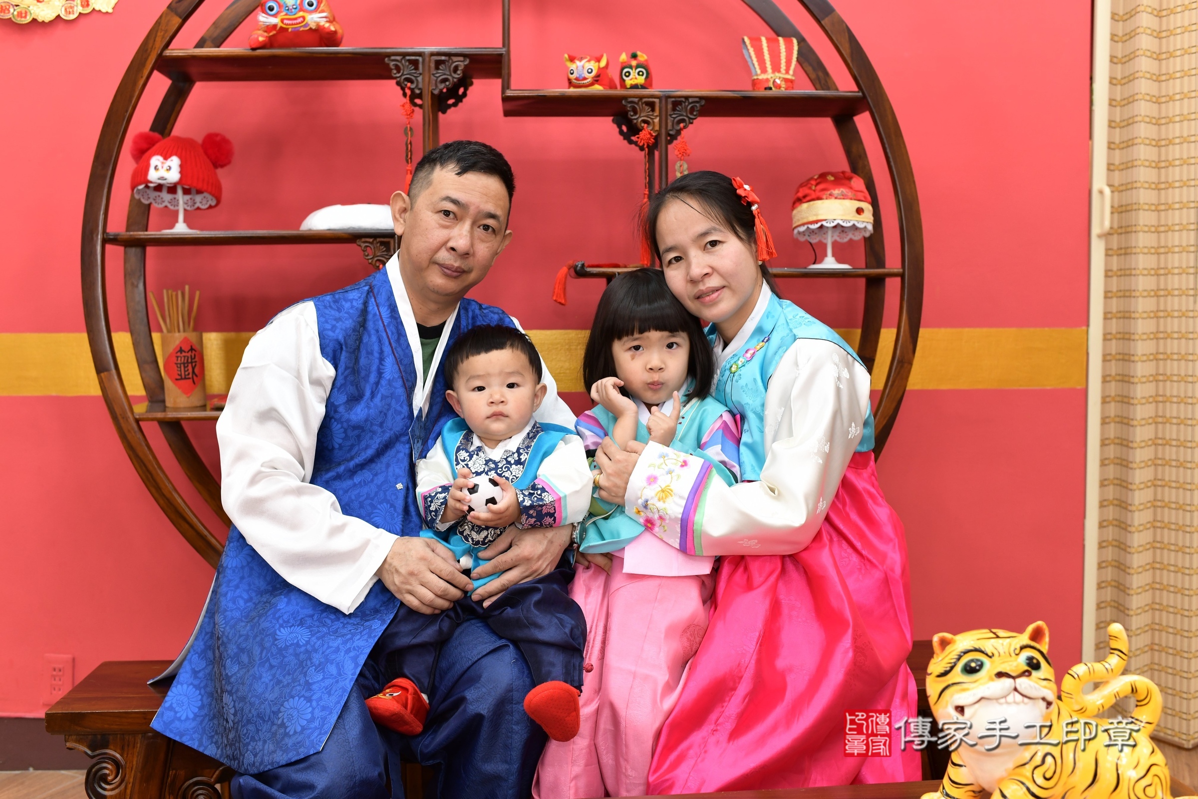 新北市永和區銓銓寶寶抓周推薦：傳家新北店抓周度脺中國風會場，嬰兒古禮抓周流程儀式吉祥話、抓周道具物品24種、拍照。抓周證書。2025.4.7，照片1