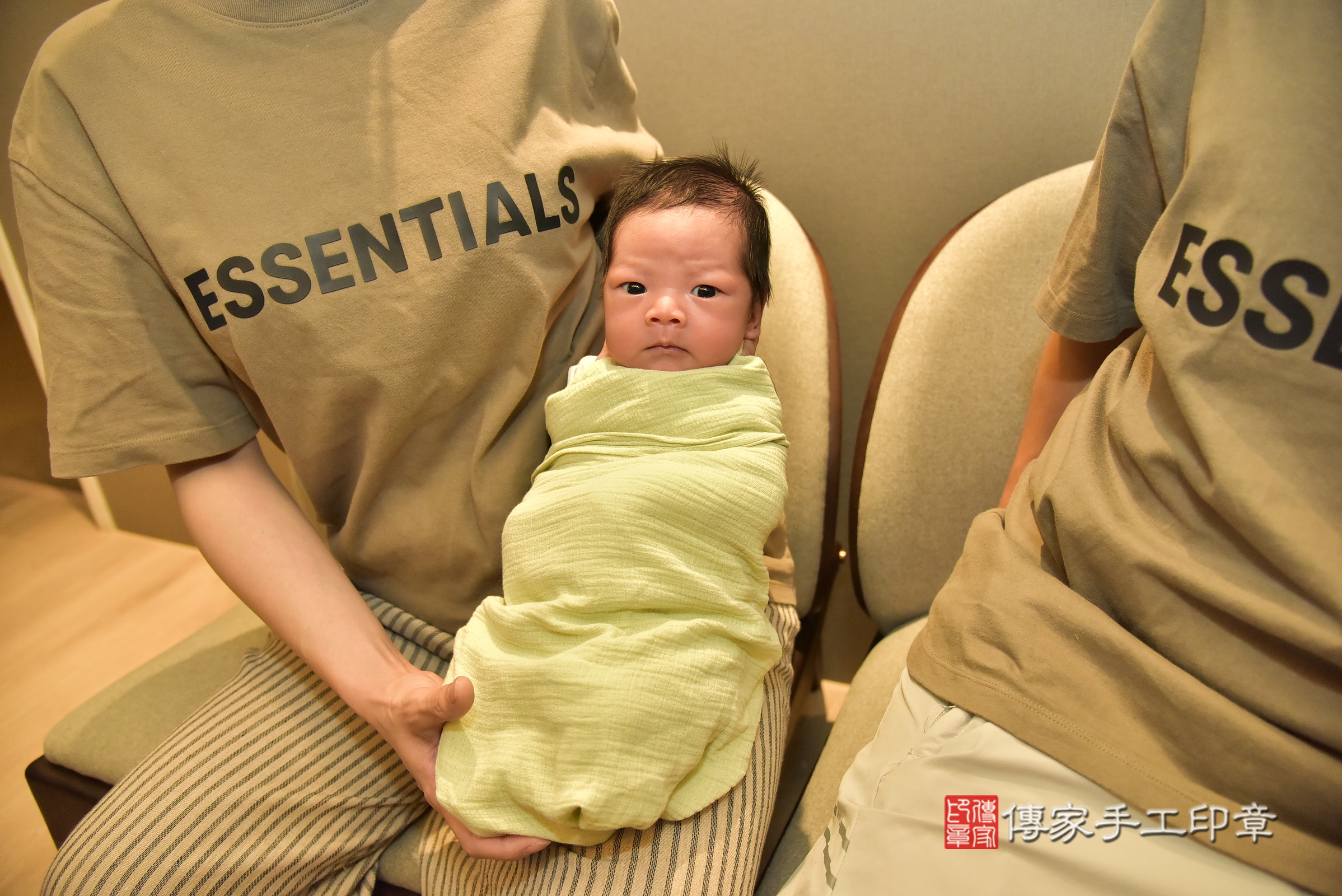 小司寶寶(台北市松山區到府嬰兒小司寶寶滿月剃頭理髮、到府嬰兒剃胎毛儀式吉祥話)。到府剃頭剃胎毛主持、專業拍照、證書。★購買「臍帶章、肚臍章、胎毛筆刷印章」贈送：剃頭、收涎、抓周，三選一。2025.4.1，照片1