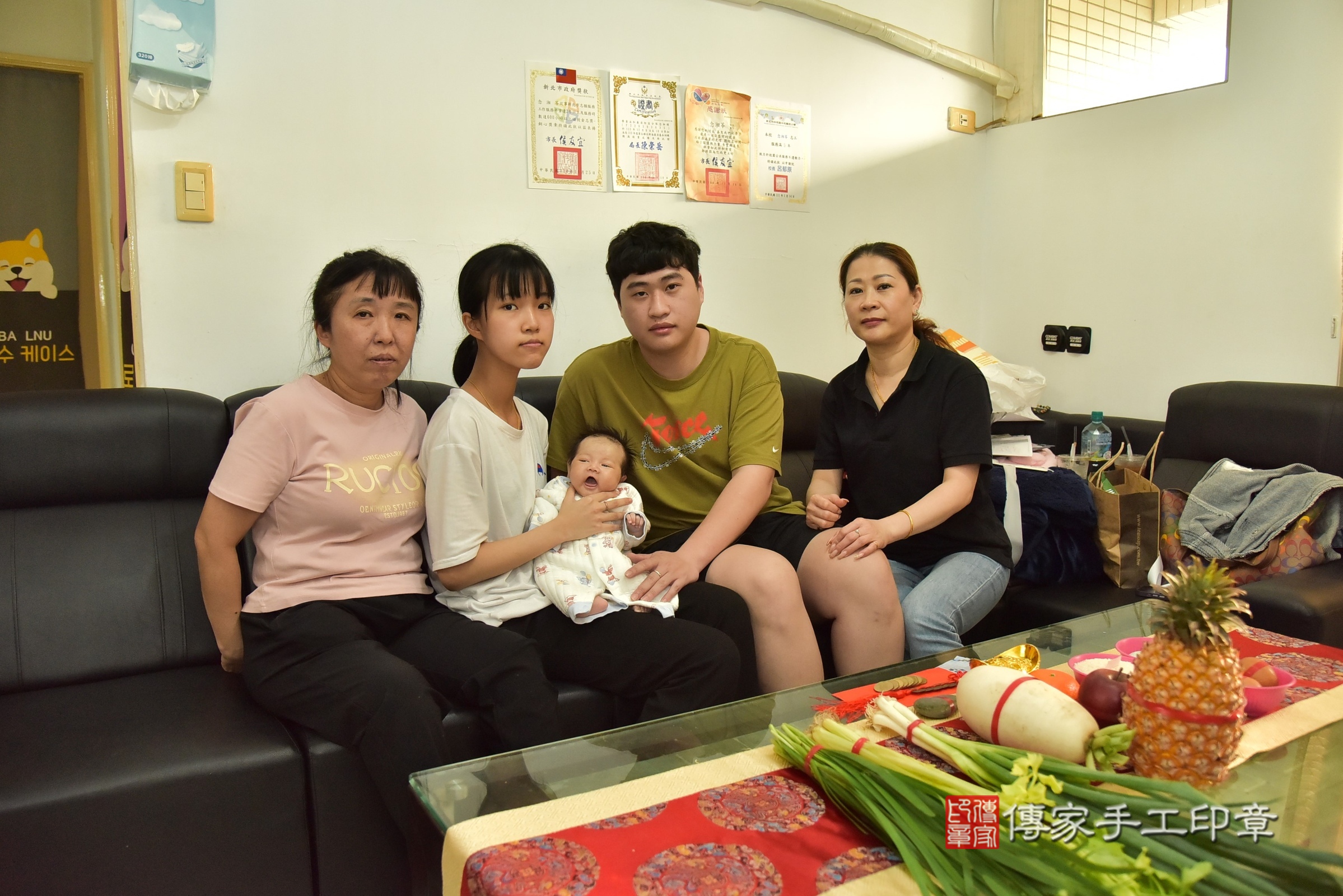 楷楷寶寶(新北市中和區到府嬰兒楷楷寶寶滿月剃頭理髮、到府嬰兒剃胎毛儀式吉祥話)。到府剃頭剃胎毛主持、專業拍照、證書。★購買「臍帶章、肚臍章、胎毛筆刷印章」贈送：剃頭、收涎、抓周，三選一。2025.4.8，照片1