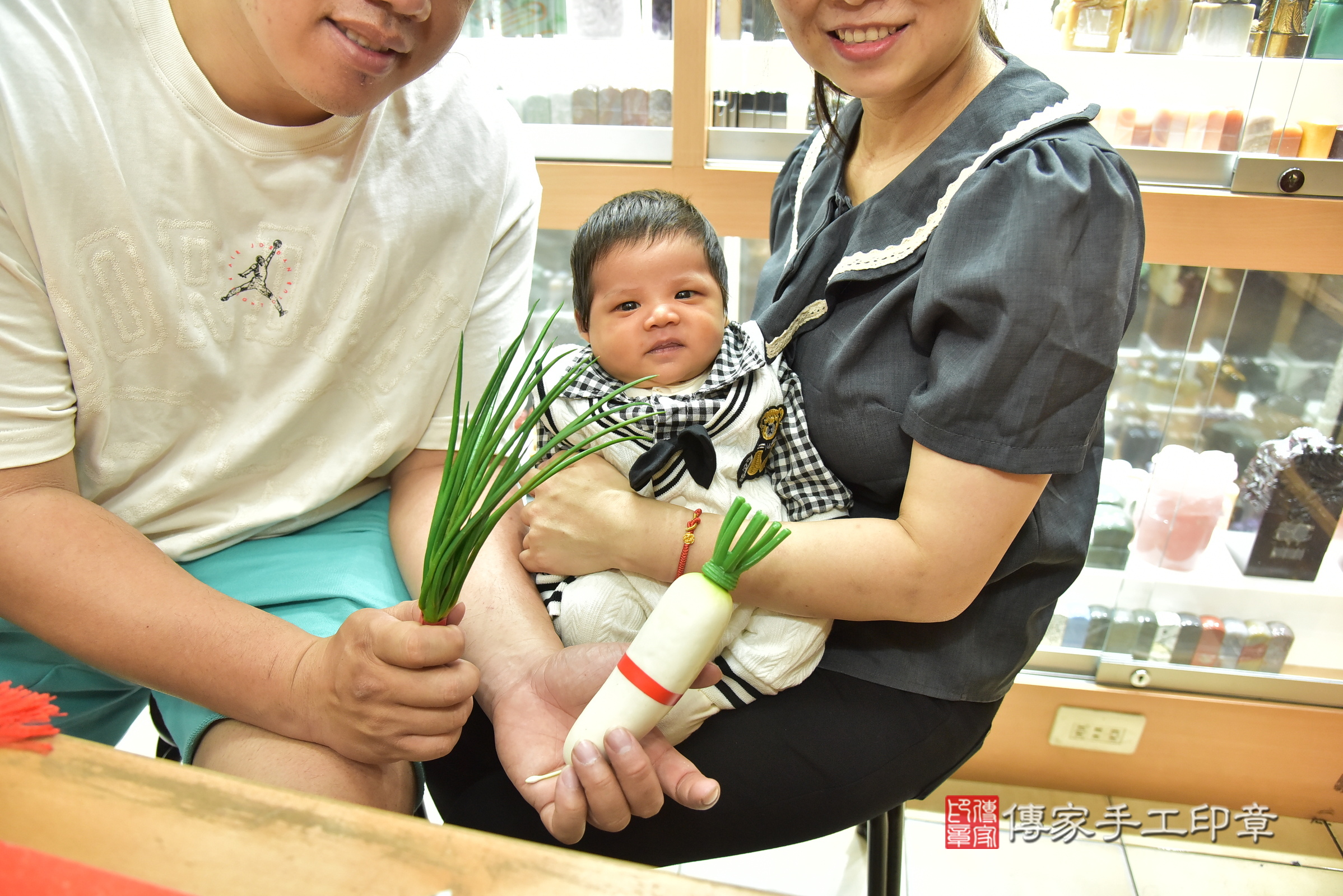 森森寶寶(新北市永和區嬰兒寶寶滿月剃頭理髮、嬰兒剃胎毛儀式吉祥話)。中國風會場，爸媽寶貝穿「日中韓」古裝禮服。專業拍照、證書。★購買「臍帶章、肚臍章、胎毛筆刷印章」贈送：剃頭、收涎、抓周，三選一。2025.4.6，照片12