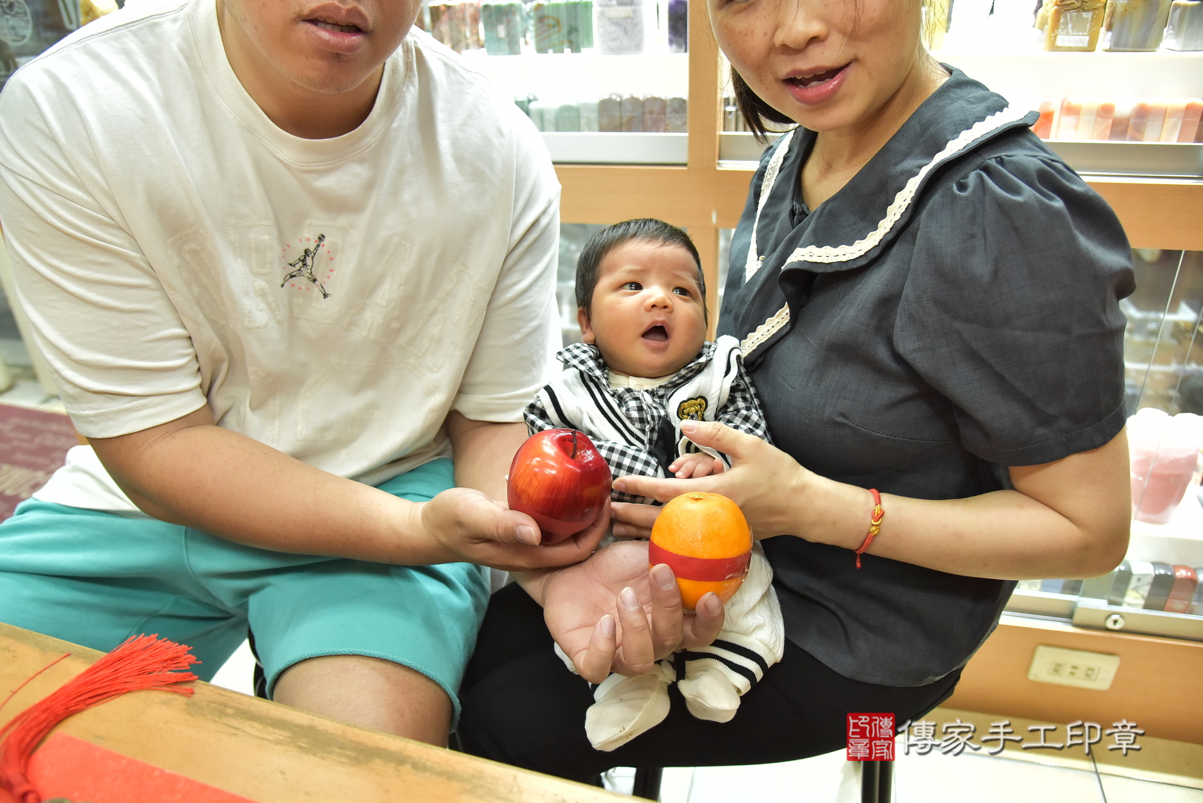 森森寶寶(新北市永和區嬰兒寶寶滿月剃頭理髮、嬰兒剃胎毛儀式吉祥話)。中國風會場，爸媽寶貝穿「日中韓」古裝禮服。專業拍照、證書。★購買「臍帶章、肚臍章、胎毛筆刷印章」贈送：剃頭、收涎、抓周，三選一。2025.4.6，照片8