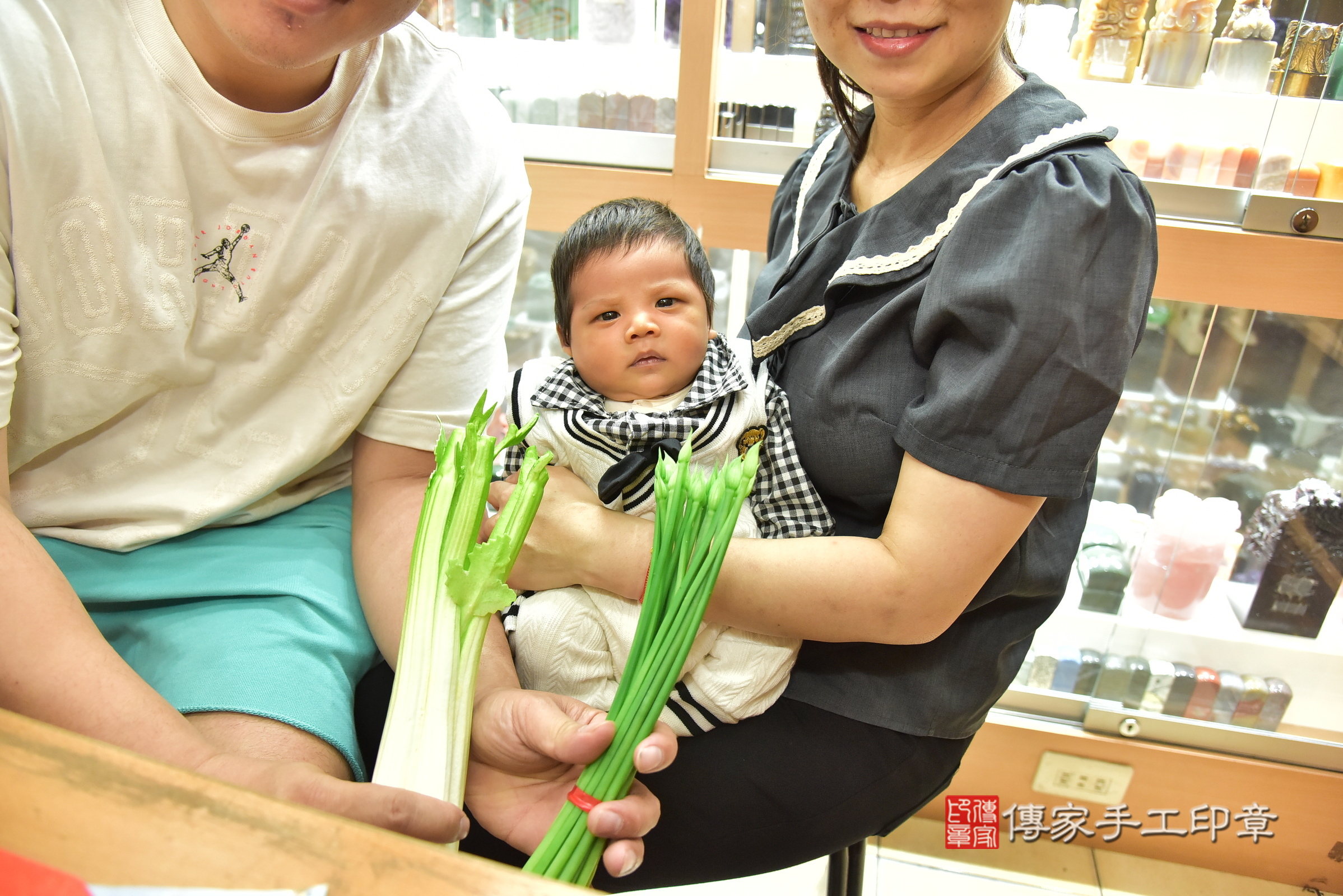 森森寶寶(新北市永和區嬰兒寶寶滿月剃頭理髮、嬰兒剃胎毛儀式吉祥話)。中國風會場，爸媽寶貝穿「日中韓」古裝禮服。專業拍照、證書。★購買「臍帶章、肚臍章、胎毛筆刷印章」贈送：剃頭、收涎、抓周，三選一。2025.4.6，照片14