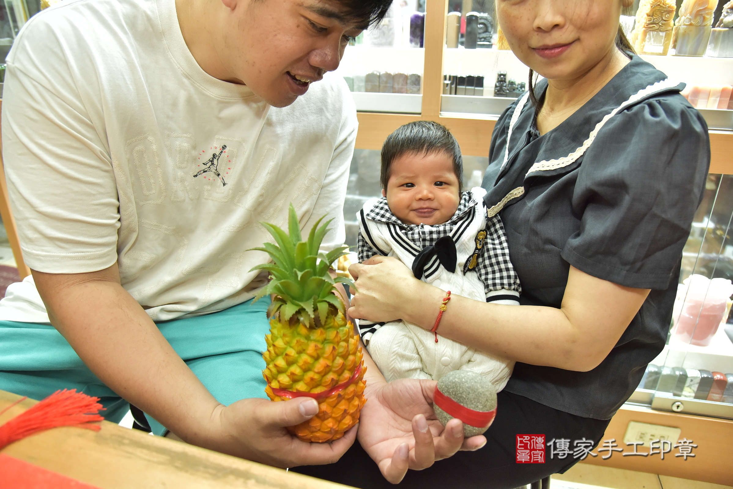 森森寶寶(新北市永和區嬰兒寶寶滿月剃頭理髮、嬰兒剃胎毛儀式吉祥話)。中國風會場，爸媽寶貝穿「日中韓」古裝禮服。專業拍照、證書。★購買「臍帶章、肚臍章、胎毛筆刷印章」贈送：剃頭、收涎、抓周，三選一。2025.4.6，照片10