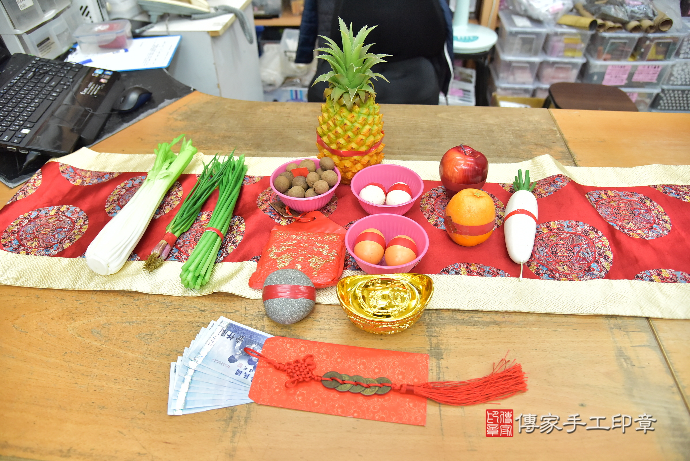 森森寶寶(新北市永和區嬰兒寶寶滿月剃頭理髮、嬰兒剃胎毛儀式吉祥話)。中國風會場，爸媽寶貝穿「日中韓」古裝禮服。專業拍照、證書。★購買「臍帶章、肚臍章、胎毛筆刷印章」贈送：剃頭、收涎、抓周，三選一。2025.4.6，照片3