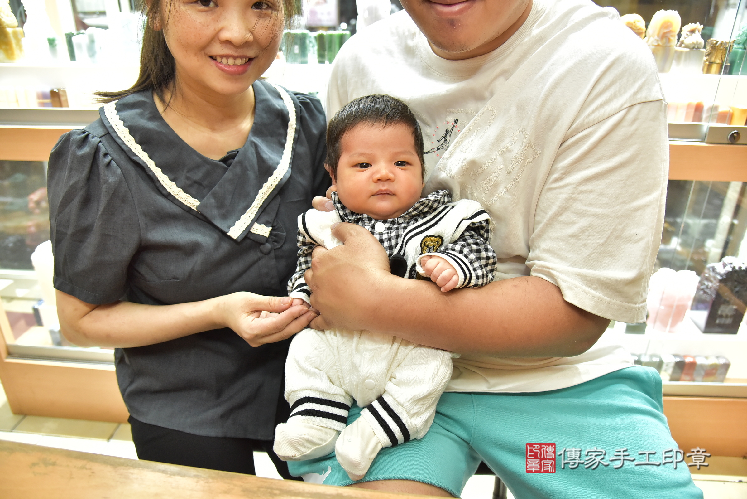 森森寶寶(新北市永和區嬰兒寶寶滿月剃頭理髮、嬰兒剃胎毛儀式吉祥話)。中國風會場，爸媽寶貝穿「日中韓」古裝禮服。專業拍照、證書。★購買「臍帶章、肚臍章、胎毛筆刷印章」贈送：剃頭、收涎、抓周，三選一。2025.4.6，照片2