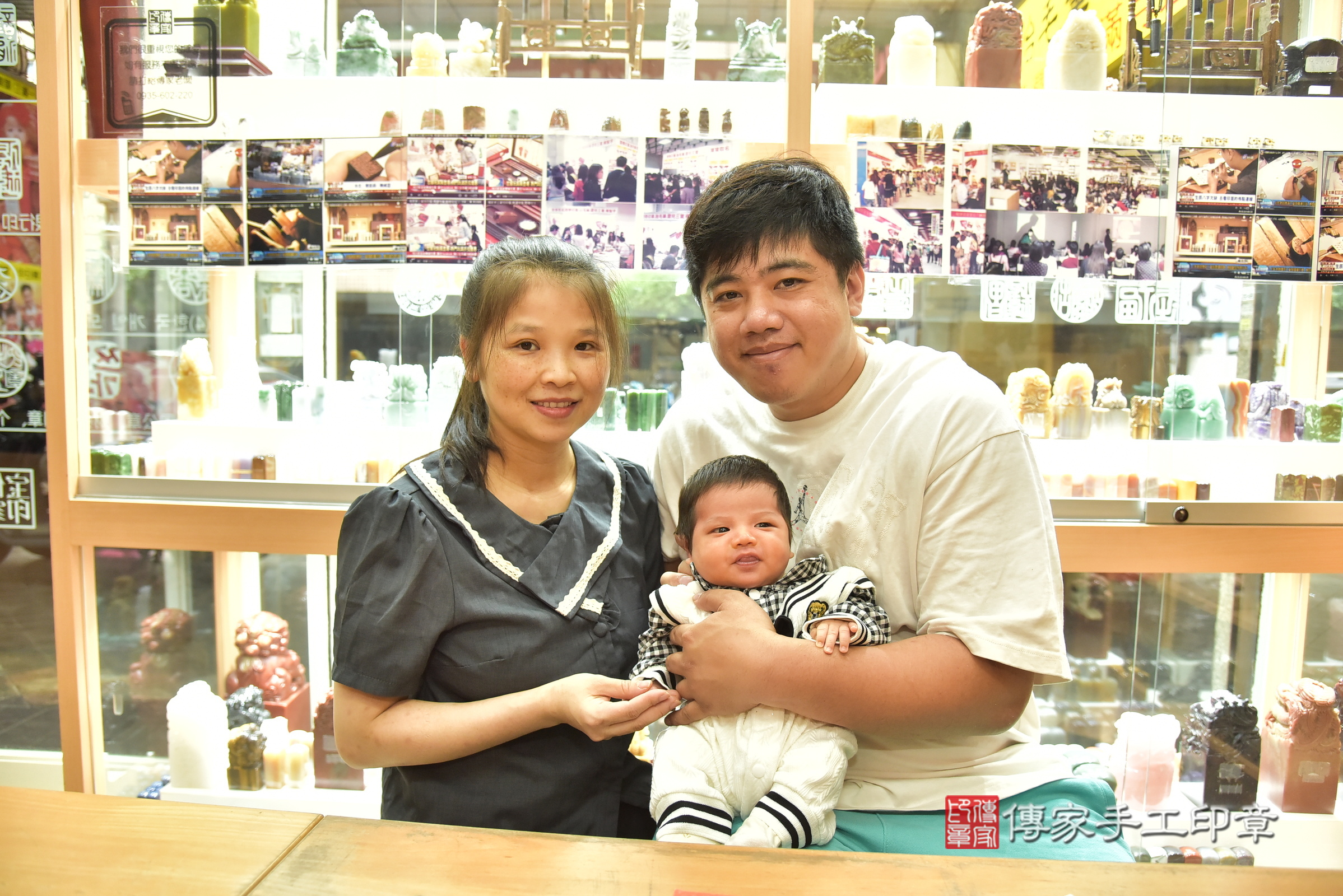 森森寶寶(新北市永和區嬰兒寶寶滿月剃頭理髮、嬰兒剃胎毛儀式吉祥話)。中國風會場，爸媽寶貝穿「日中韓」古裝禮服。專業拍照、證書。★購買「臍帶章、肚臍章、胎毛筆刷印章」贈送：剃頭、收涎、抓周，三選一。2025.4.6，照片1