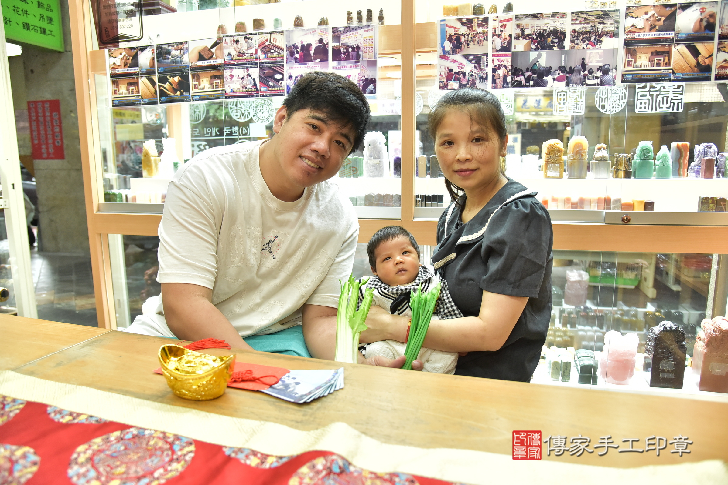 森森寶寶(新北市永和區嬰兒寶寶滿月剃頭理髮、嬰兒剃胎毛儀式吉祥話)。中國風會場，爸媽寶貝穿「日中韓」古裝禮服。專業拍照、證書。★購買「臍帶章、肚臍章、胎毛筆刷印章」贈送：剃頭、收涎、抓周，三選一。2025.4.6，照片15