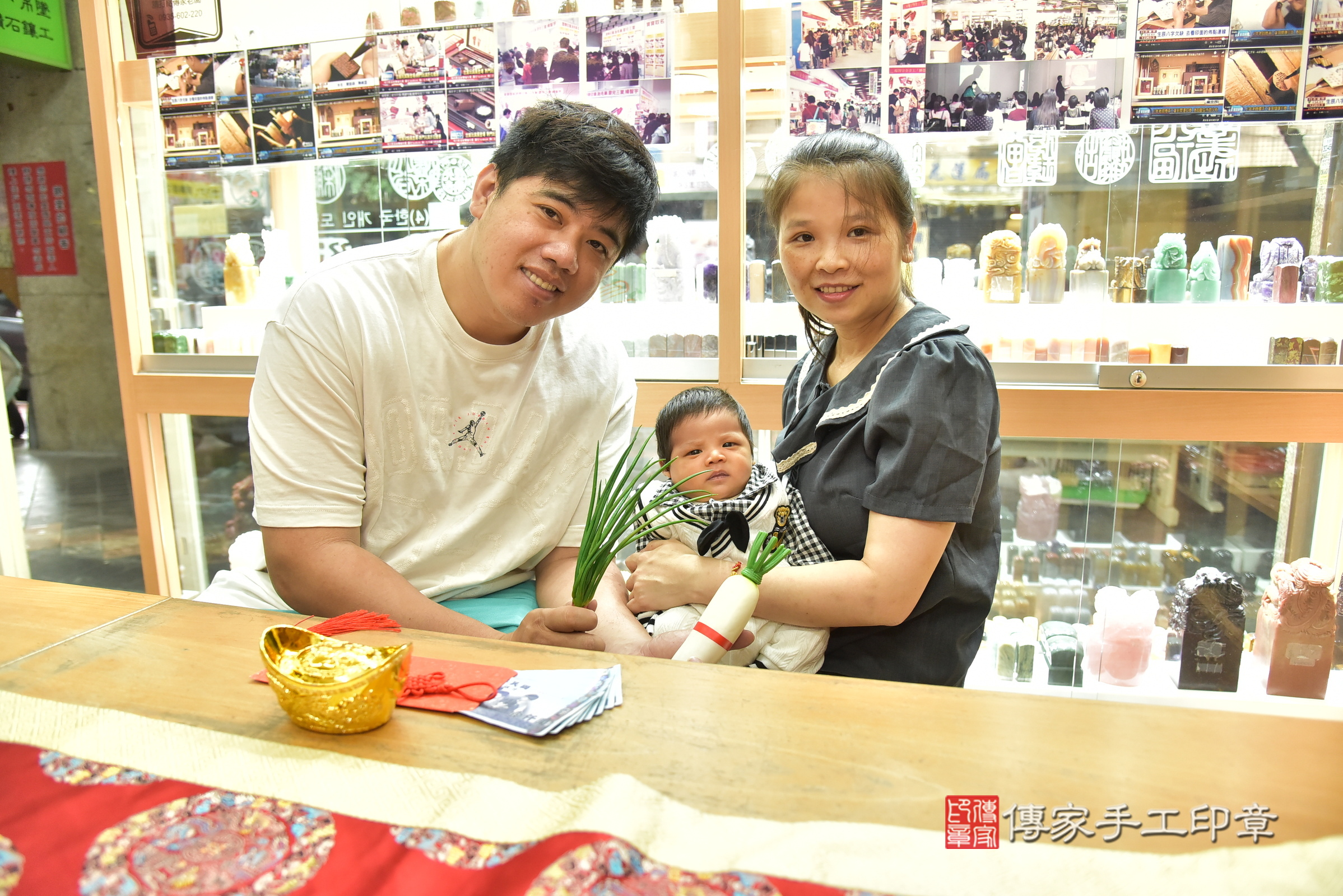 森森寶寶(新北市永和區嬰兒寶寶滿月剃頭理髮、嬰兒剃胎毛儀式吉祥話)。中國風會場，爸媽寶貝穿「日中韓」古裝禮服。專業拍照、證書。★購買「臍帶章、肚臍章、胎毛筆刷印章」贈送：剃頭、收涎、抓周，三選一。2025.4.6，照片13