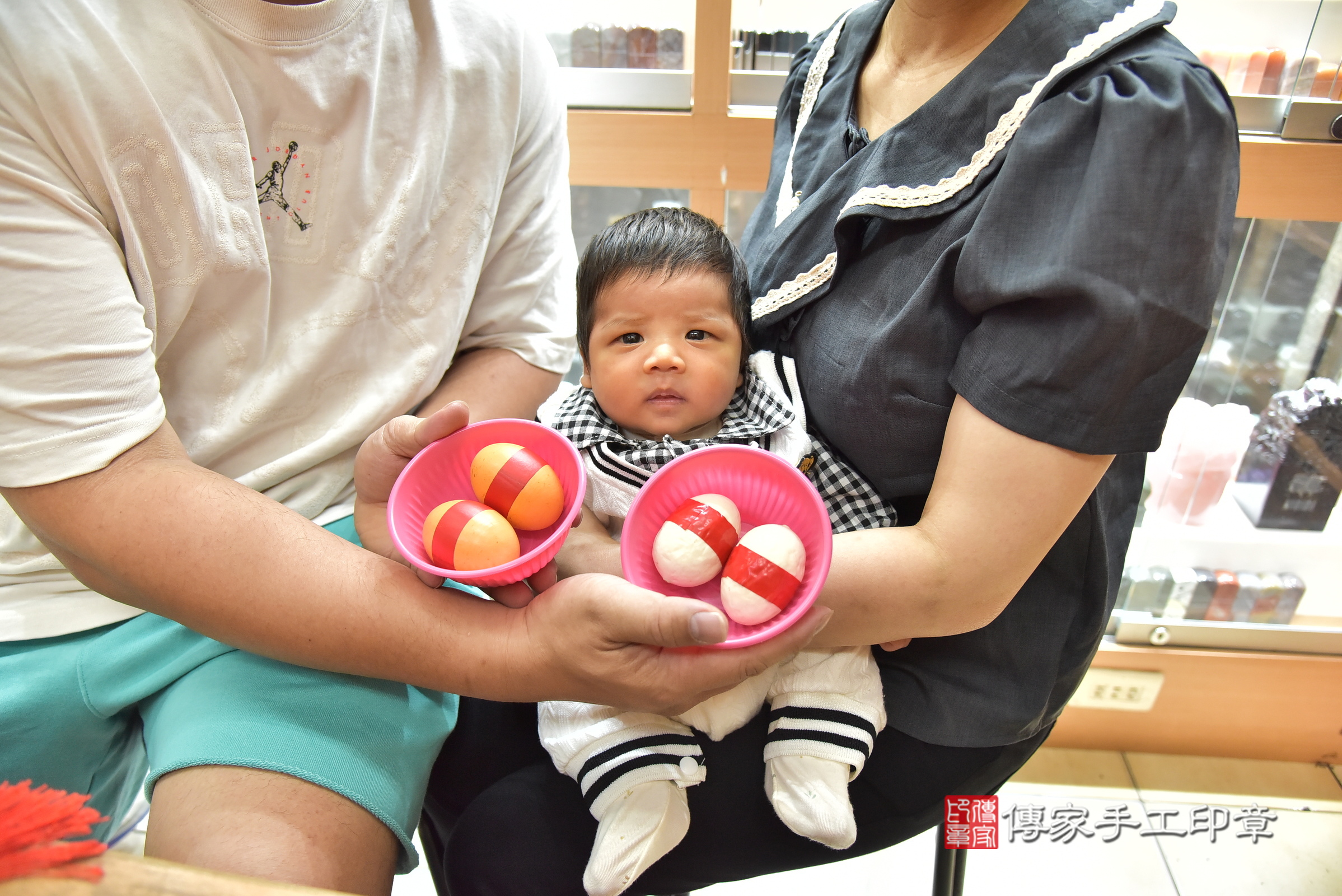 森森寶寶(新北市永和區嬰兒寶寶滿月剃頭理髮、嬰兒剃胎毛儀式吉祥話)。中國風會場，爸媽寶貝穿「日中韓」古裝禮服。專業拍照、證書。★購買「臍帶章、肚臍章、胎毛筆刷印章」贈送：剃頭、收涎、抓周，三選一。2025.4.6，照片4