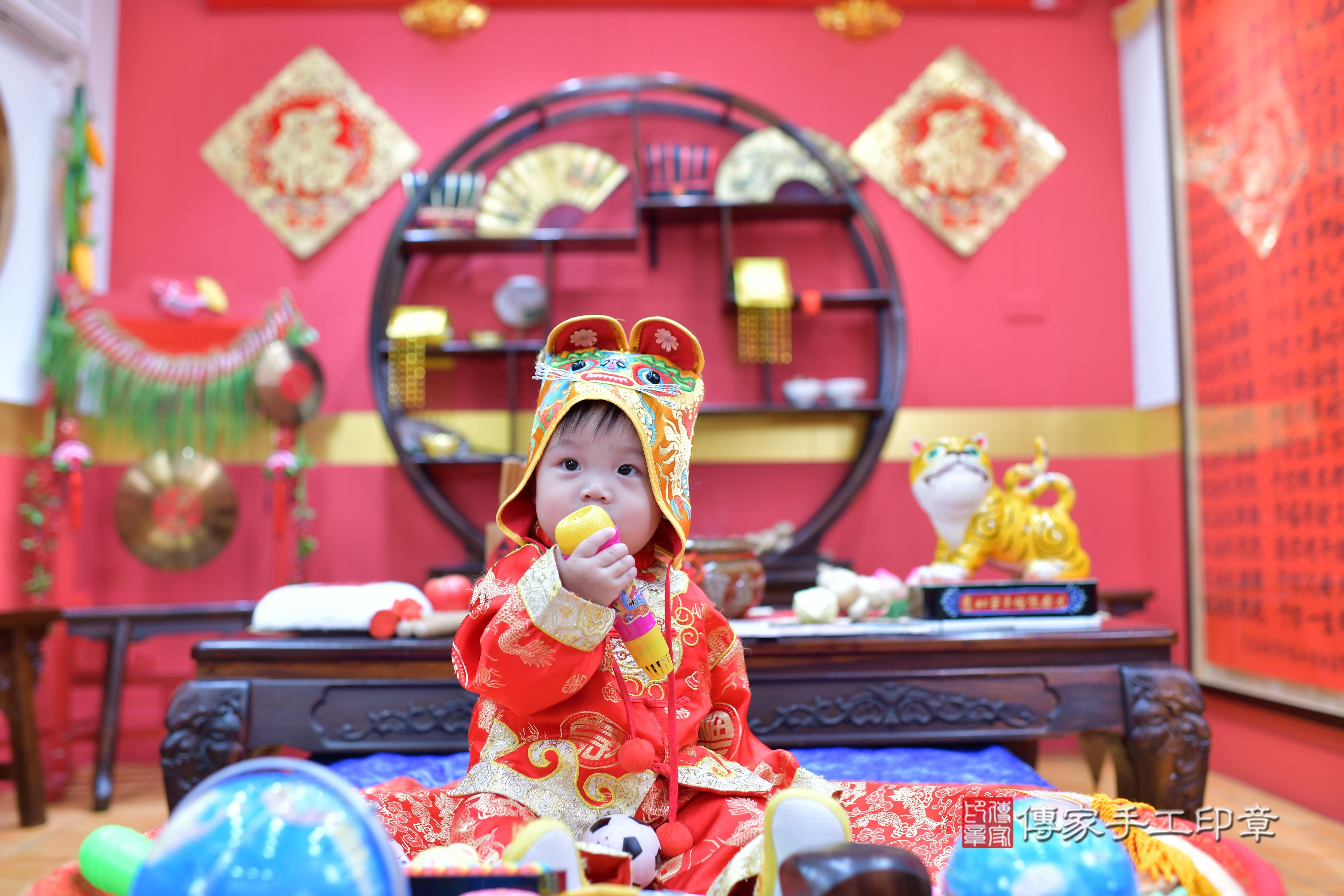 傳家手工印章桃園店、抓周、度脺、中國風會場、傳家嬰兒古禮、吉祥話、抓周道具物品24種、拍照。抓周證書。寶寶抓周、滿周歲、生日快樂、祝福