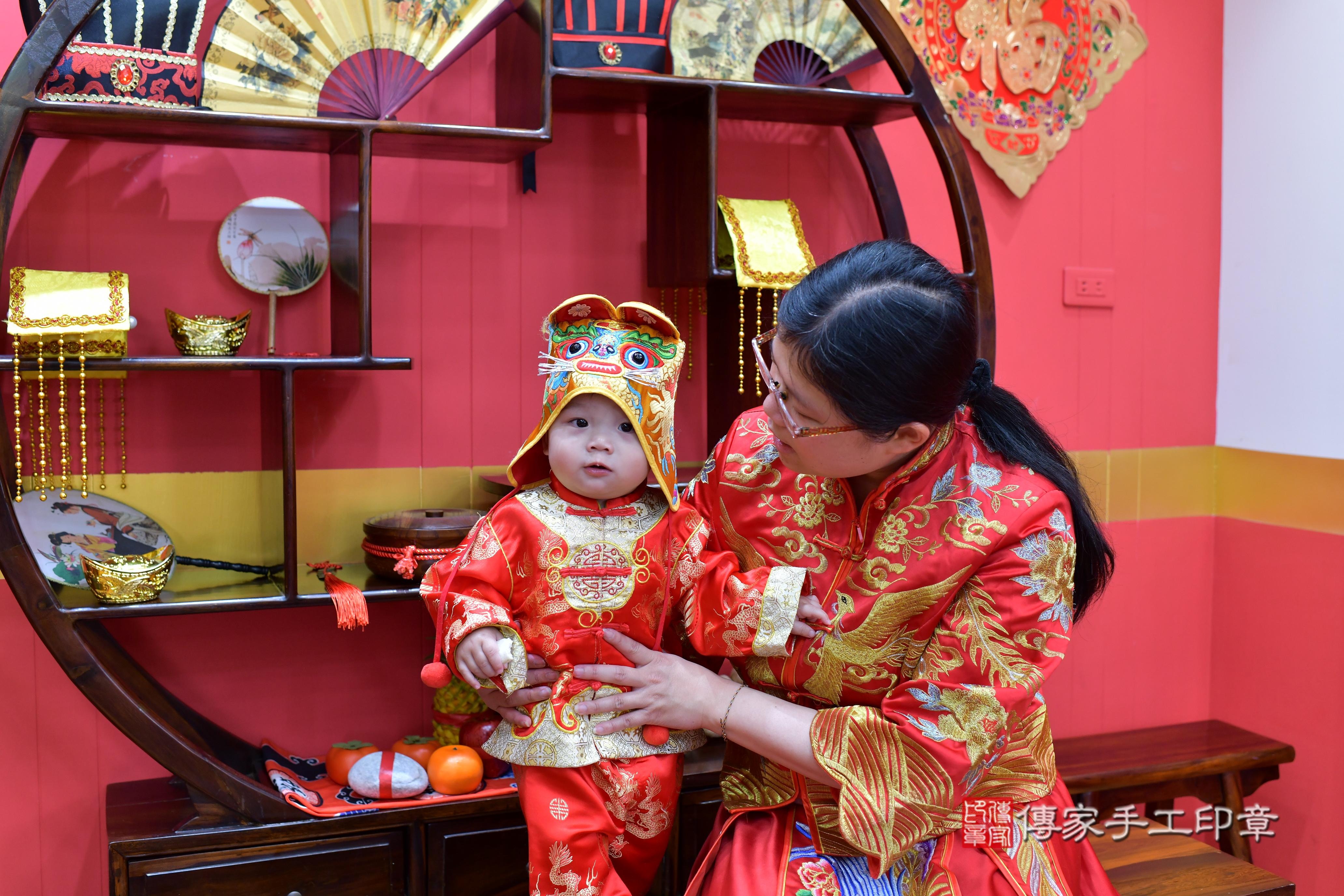 傳家手工印章桃園店、抓周、度脺、中國風會場、傳家嬰兒古禮、吉祥話、抓周道具物品24種、拍照。抓周證書。寶寶抓周、滿周歲、生日快樂、祝福 傳家手工印章桃園店、抓周、度脺、中國風會場、傳家嬰兒古禮、吉祥話、抓周道具物品24種、拍照。抓周證書。寶寶抓周、滿周歲、生日快樂、祝福