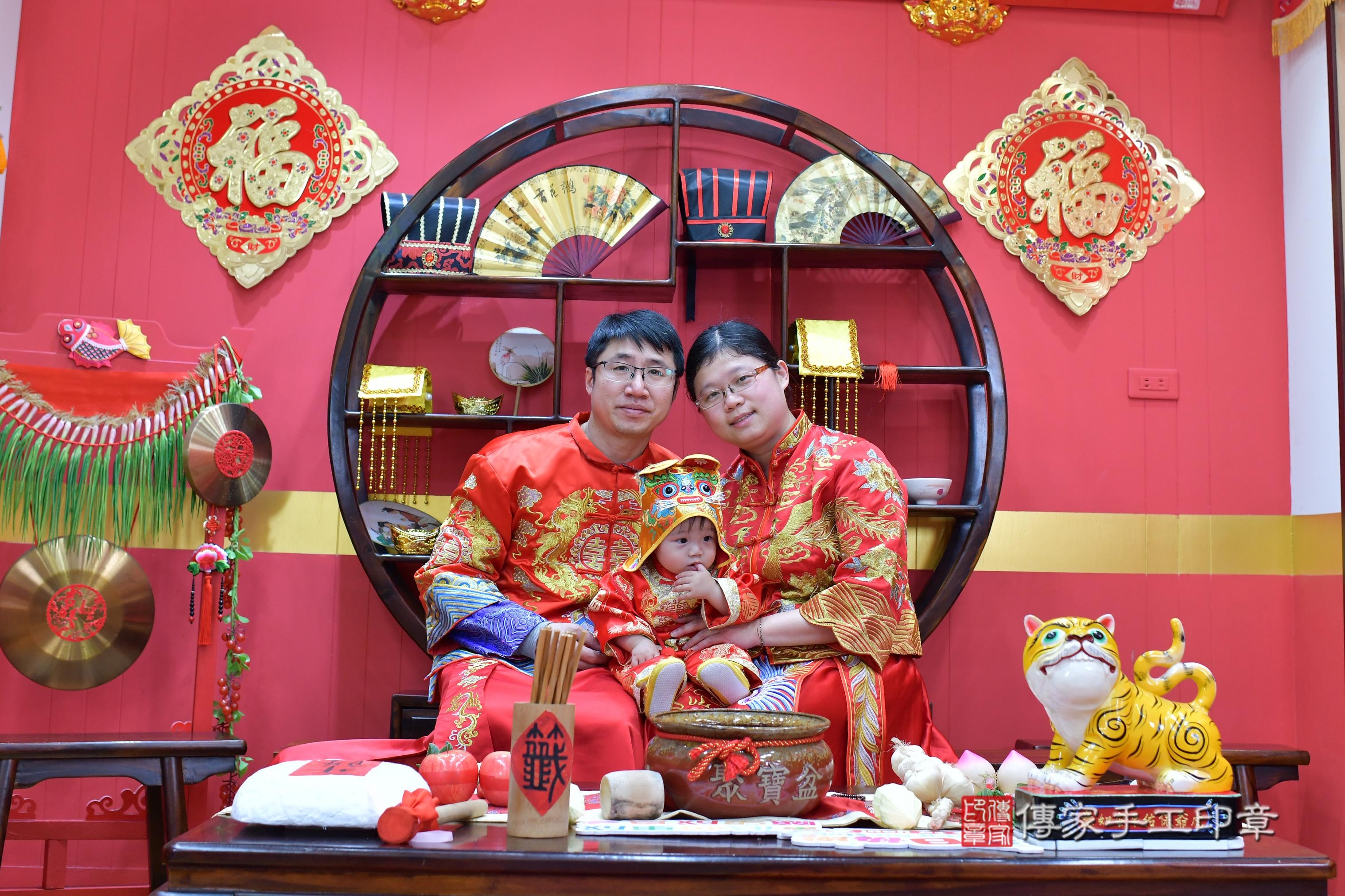 傳家手工印章桃園店、抓周、度脺、中國風會場、傳家嬰兒古禮、吉祥話、抓周道具物品24種、拍照。抓周證書。寶寶抓周、滿周歲、生日快樂、祝福 傳家手工印章桃園店、抓周、度脺、中國風會場、傳家嬰兒古禮、吉祥話、抓周道具物品24種、拍照。抓周證書。寶寶抓周、滿周歲、生日快樂、祝福