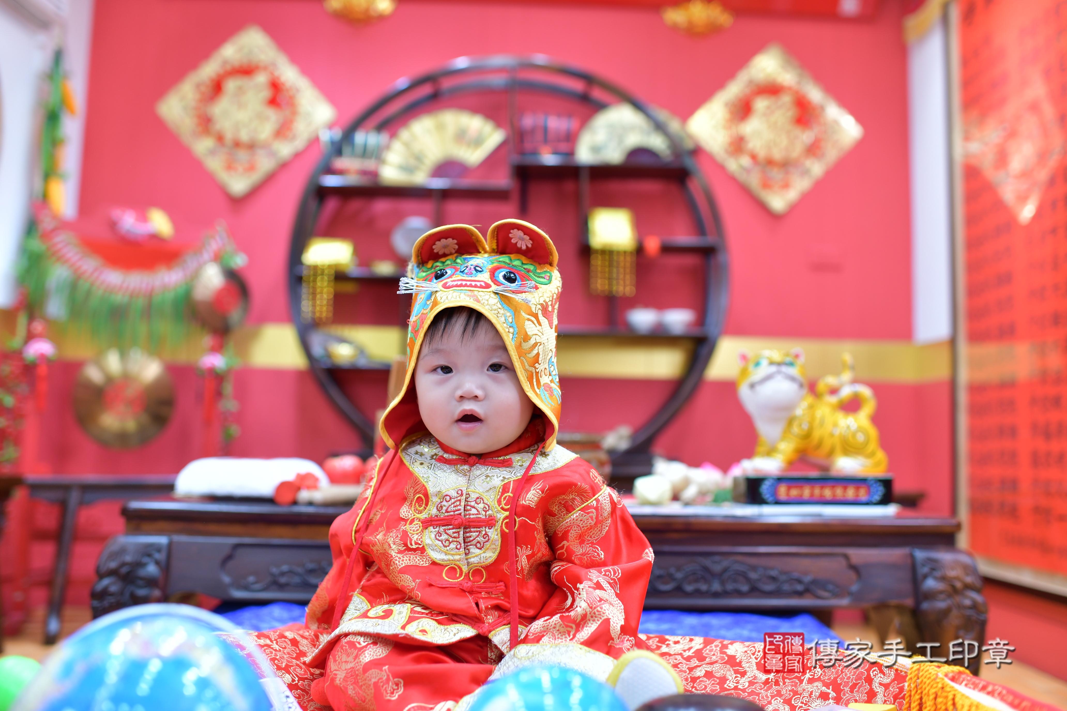 傳家手工印章桃園店、抓周、度脺、中國風會場、傳家嬰兒古禮、吉祥話、抓周道具物品24種、拍照。抓周證書。寶寶抓周、滿周歲、生日快樂、祝福 傳家手工印章桃園店、抓周、度脺、中國風會場、傳家嬰兒古禮、吉祥話、抓周道具物品24種、拍照。抓周證書。寶寶抓周、滿周歲、生日快樂、祝福