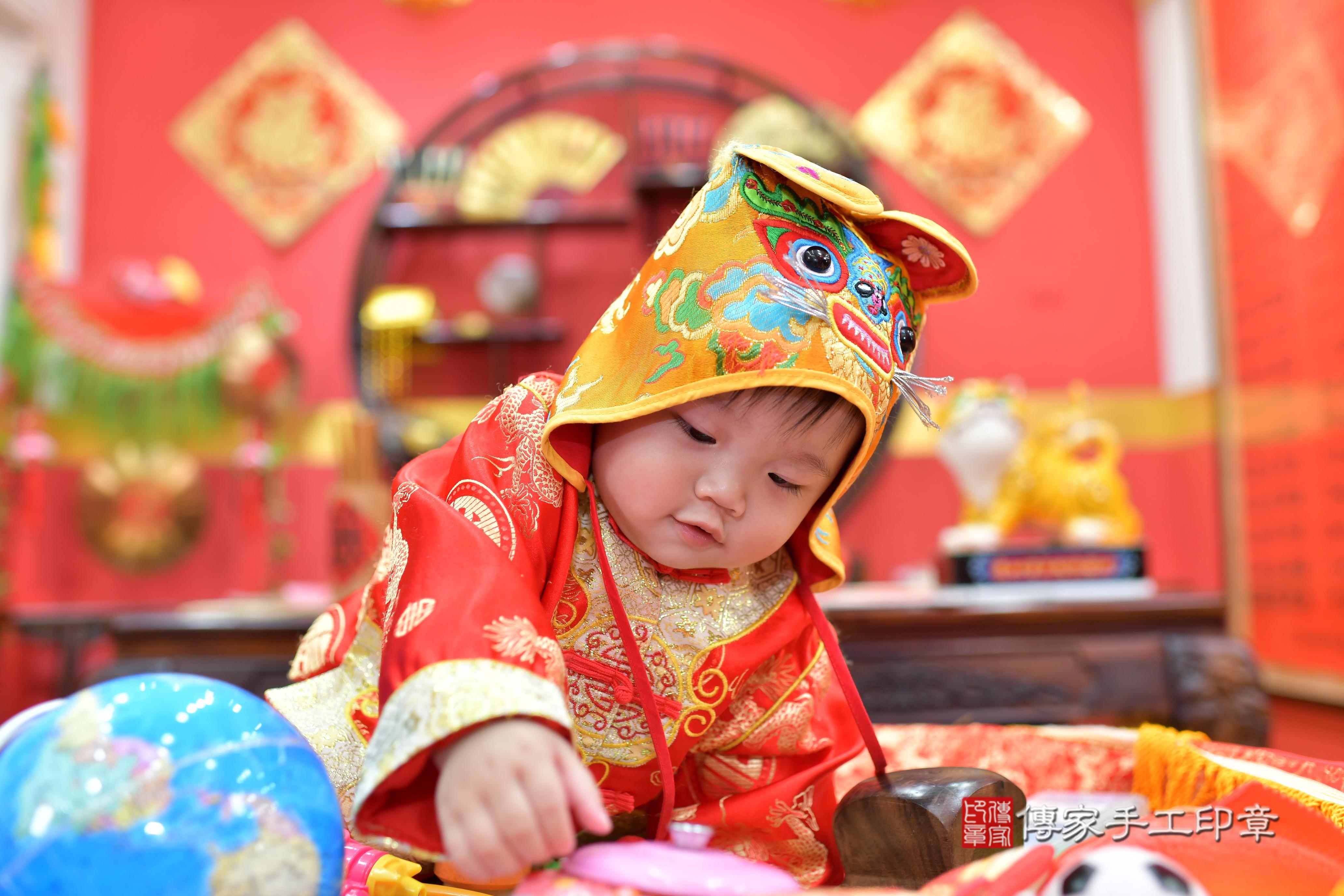 傳家手工印章桃園店、抓周、度脺、中國風會場、傳家嬰兒古禮、吉祥話、抓周道具物品24種、拍照。抓周證書。寶寶抓周、滿周歲、生日快樂、祝福 傳家手工印章桃園店、抓周、度脺、中國風會場、傳家嬰兒古禮、吉祥話、抓周道具物品24種、拍照。抓周證書。寶寶抓周、滿周歲、生日快樂、祝福